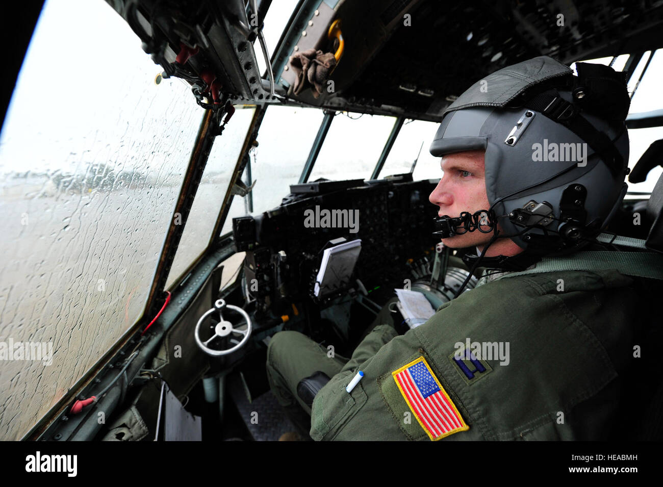 ALEXANDRIA, Louisiana – US Air Force Captain Kenneth Pedersen, C - 130H Hercules Pilot zur 61. Airlift Squadron versetzt, 19. Airlift Wing auf der Little Rock Air Force Base Arkansas, wartet auf einen Sturm am Flughafen Alexandria, Alexandria, Louisiana während der Rotation Joint Readiness Training Center 13 / 09, 21. August 2013 übergeben. Das Flugzeug war die Koalition Luftbrücke Operationen mit der Royal New Zealand Air Force und der kanadischen Royal Air Force an Fort Polk zur Unterstützung der 82. US-Luftlandedivision Durchführung.  Techn. Sgt. Parker Gyokeres)(Released) Stockfoto