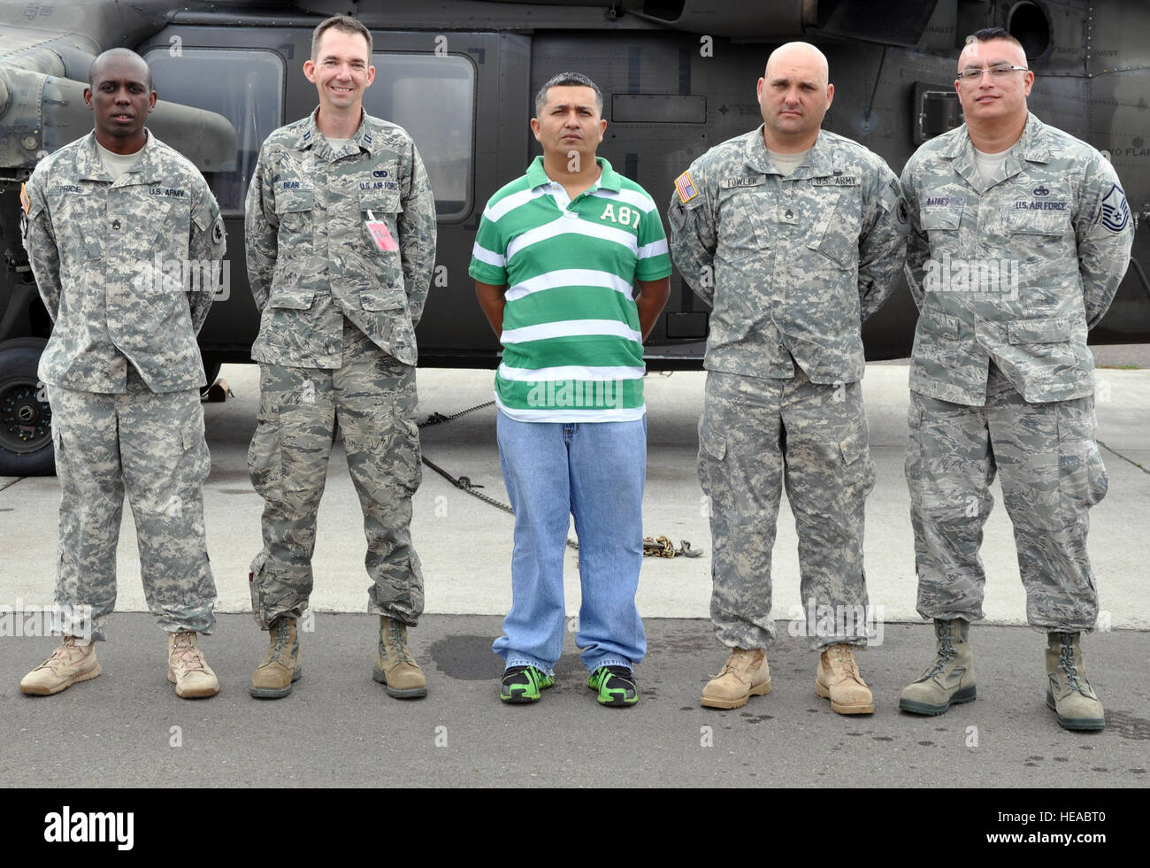 US Army Staff Sgt Willie Price, US Air Force Captain Allen Bear, Jose Adalberto Mejia, US Army Staff Sgt John Fowler und US Air Force Master Sgt. Michael Batres wurden für ihre Handlungen in der Unterstützung bei der Szene von einem Fahrzeug Unfall, Soto Cano Air Base, Honduras, 16. Dezember 2013 anerkannt. Am Abend des 11. Dezember 2013, fuhr Adalberto Mejia ein Taxi mit den vier Service-Mitglieder Reiten wie Passagiere bei die Männern erlebt ein Fahrzeug fällt auf, dass einer Kuh auf die Straße gewandert war. Das Fahrzeug auf den Kopf gekippt und in einem Graben zur Ruhe kam. Die fünf Männer kamen zur Hilfe des Laufwerks Stockfoto