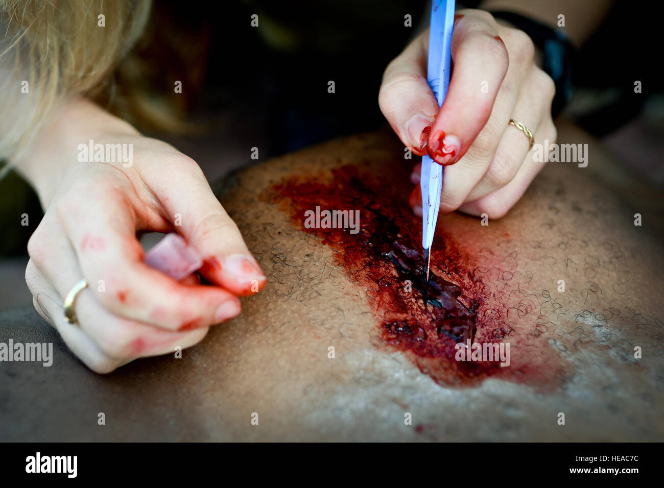 Lital Dan, Top, ein Israel Defense Forces Medic gilt Make-up auf US Army Staff Sgt Willie Morgan, ein Generator-Mechaniker das 10. Armee Air and Missile Defense Command, während eine simulierte medizinische Evakuierung im Rahmen von Juniper Cobra 14 auf Hatzor Air Base, Israel, 20. Mai 2014 zugewiesen. Juniper-Cobra ist eine bilaterale computersimulierte Übung zur Verbesserung der Interoperabilität zwischen den U.S. European Command und Israel Defense Forces.  Staff Sgt Joe W. McFadden Stockfoto