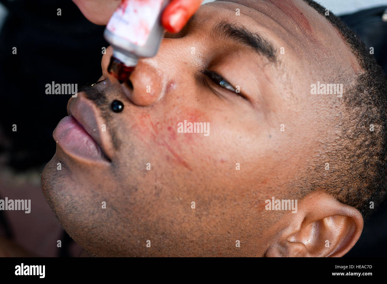 Lital Dan, ein Israel Defense Forces Medic gilt Make-up auf das Gesicht des US Army Staff Sgt Willie Morgan, ein Generator-Mechaniker das 10. Armee Air and Missile Defense Command, während eine simulierte medizinische Evakuierung im Rahmen von Juniper Cobra 14 Hatzor Luftwaffenstützpunkt in Israel, 20. Mai 2014 zugewiesen. Juniper-Cobra ist eine bilaterale computersimulierte Übung zur Verbesserung der Interoperabilität zwischen den U.S. European Command und Israel Defense Forces.  Staff Sgt Joe W. McFadden Stockfoto