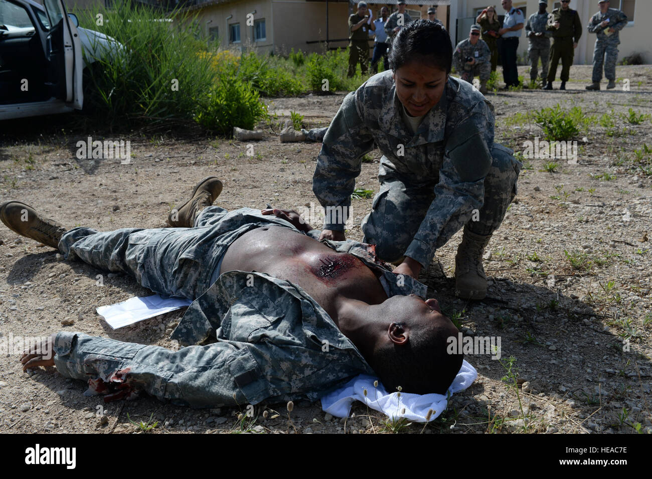 US Army Pfc. Jessica Galindo, Recht, Generator Mechaniker zugewiesen 317th Unterhaltsbetrieb überprüft auf Staff Sgt Willie Morgan, ein Generator-Mechaniker das 10. Armee Air and Missile Defense Command, während eine simulierte medizinische Evakuierung im Rahmen von Juniper Cobra 14 Hatzor Luftwaffenstützpunkt in Israel, 20. Mai 2014 zugewiesen. Juniper-Cobra ist eine bilaterale computersimulierte Übung zur Verbesserung der Interoperabilität zwischen den U.S. European Command und Israel Defense Forces.  Staff Sgt Joe W. McFadden Stockfoto