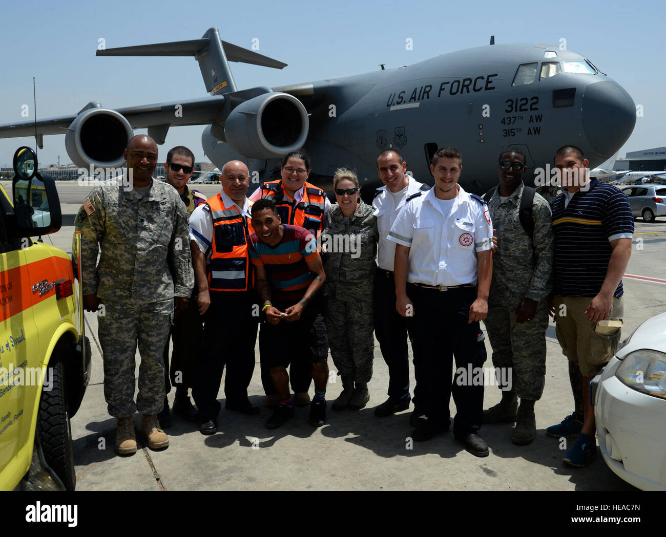 US-Militärangehörige und israelischen Mediziner posieren für ein Foto vor ein Flugzeug der US Air Force c-17 Globemaster III und zwei israelischen Krankenwagen nach eine simulierte medizinische Evakuierung auf dem Flug Linie am internationalen Flughafen Ben Gurion in Tel Aviv, Israel, 20. Mai 2014, während Juniper Cobra 14. Juniper-Cobra ist eine bilaterale computersimulierte Übung zur Verbesserung der Interoperabilität zwischen den U.S. European Command und israelische Verteidigung-Kräfte.  Staff Sgt Joe W. McFadden Stockfoto