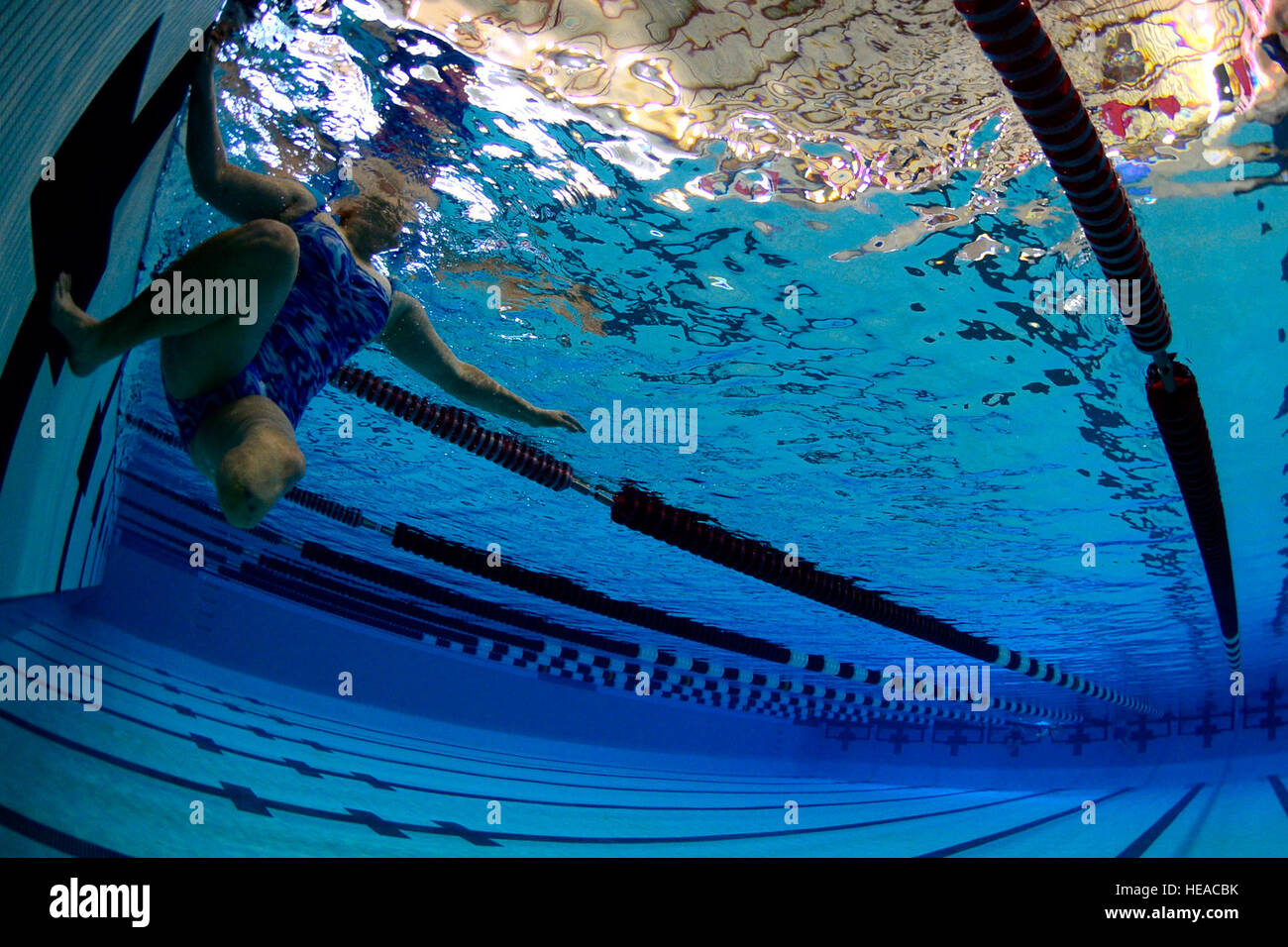 Lee Kuxhous, Air Force Studien schwimmen Konkurrent, Rennen Kollegen Schwimmer während der 2016 Luftwaffe Versuche an der Universität von Nevada-Las Vegas-Buchanan-Schwimmhalle, 28. Februar. Die Air Force-Studien sind eine adaptive Sport-Event zur Förderung der geistige und körperliche Wohlbefinden ernsthaft Verwundete, Kranke und verletzte Militärangehörige und Veteranen. Mehr als 100 verwundet, konkurrieren kranke oder verletzte Soldaten und Soldatinnen vom ganzen Land um einen Platz auf der 2016 Krieger Spiele Team darstellen der Luftwaffe an der US Military Academy in West Point im Juni.  Staff Sgt DeAndre Curtiss / R Stockfoto