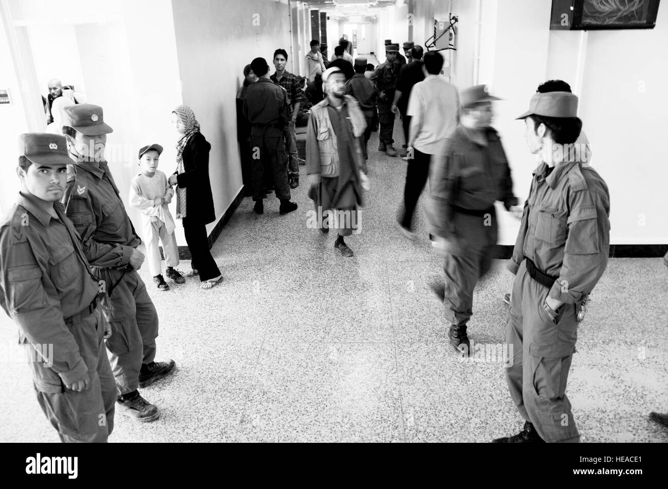 100727-F-1020B-013bw.jpg-Kabul - der afghanische Nationalpolizei Krankenhaus, das Zentrum der Polizei Gesundheitssystem, behandelt einen Durchschnitt von 200 Patienten pro Tag, inklusive Familienmitglieder. Krankenhausleistungen umfassen eine Apotheke, Ohr, Nase und Kehle, Orthopädie, Gynäkologie/Geburtshilfe und einer chirurgischen Station. Derzeit, das Krankenhaus hat eine 46-Bett-Fähigkeit, aber ist, dass ein neues Gebäude auf dem Gelände wird bump up Fähigkeit, 200 Betten.  Staff Sgt Sarah Brown /) Stockfoto