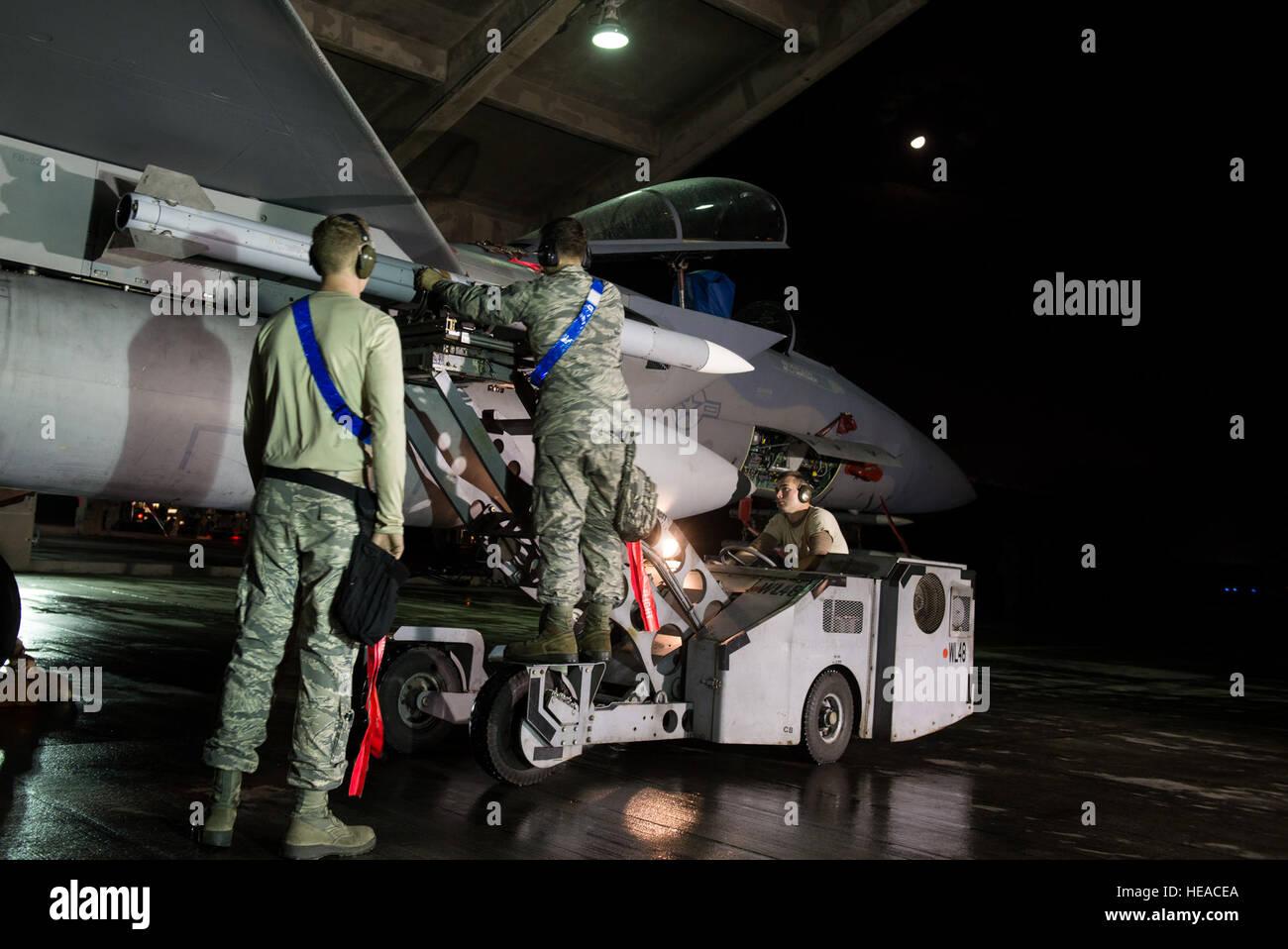 44. Aircraft Maintenance Unit Waffen Lader arm eine f-15 Eagle mit AIM-9 X Sidewinder-Raketen während eines Trainings ohne Vorankündigung 18. März 2016, auf der Kadena Air Base, Japan. 18. Wing Piloten trainieren Nacht oder Tag, schnell auf jede Situation reagieren zu können.  Senior Airman Omari Bernard) Stockfoto