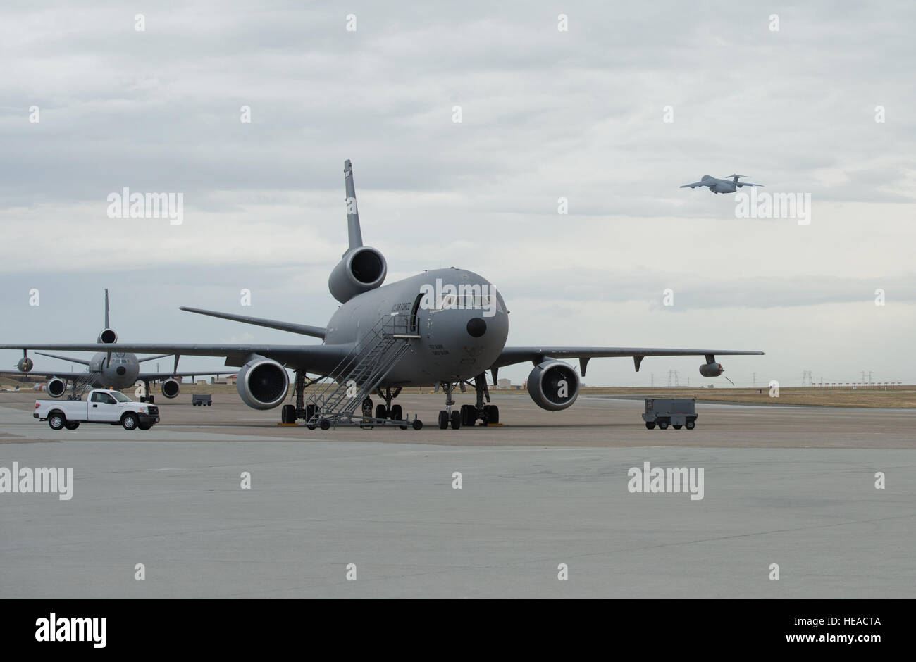 Bei Travis Air Force Base, Kalifornien, 7. Mai 2015 ist eine KC-10 Extender fotografiert. Der KC-10 spielt eine Schlüsselrolle bei der Mobilisierung der US militärischen Mittel, Teilnahme an Auslandseinsätzen weit von zu Hause. Diese Flugzeuge durchgeführt Luftbrücke und Luft tanken während der 1986 Bombardierung von Libyen (Operation Eldorado Canyon), 1990 / 91 Golf Krieg mit dem Irak (Operationen Desert Shield und Desert Storm), die 1999 NATO Bombardierung von Jugoslawien (Operation Allied Force), Krieg in Afghanistan (Operationen Enduring Freedom) und Irak-Krieg (Operation Iraqi Freedom Operationen und New Dawn). Der KC-10 wird voraussichtlich bis 204 dienen Stockfoto Bei Travis Air Force Base, Kalifornien, 7. Mai 2015 ist eine KC-10 Extender fotografiert. Der KC-10 spielt eine Schlüsselrolle bei der Mobilisierung der US militärischen Mittel, Teilnahme an Auslandseinsätzen weit von zu Hause. Diese Flugzeuge durchgeführt Luftbrücke und Luft tanken während der 1986 Bombardierung von Libyen (Operation Eldorado Canyon), 1990 / 91 Golf Krieg mit dem Irak (Operationen Desert Shield und Desert Storm), die 1999 NATO Bombardierung von Jugoslawien (Operation Allied Force), Krieg in Afghanistan (Operationen Enduring Freedom) und Irak-Krieg (Operation Iraqi Freedom Operationen und New Dawn). Der KC-10 wird voraussichtlich bis 204 dienen Stockfoto
