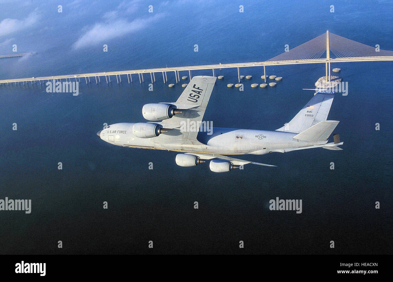 KC-135R Stratotanker über eine Florida-Brücke eine KC-135R Stratotanker zugewiesen 6. Air Refueling Wing, 91. Air Refueling Squadron auf der MacDill Air Force Base, Florida, fliegt eine Ausbildungsmission über Zentral-Florida. Hauptaufgabe der KC-135 ist Luft tanken. Diese Anlage erhöht die U. S. Air Force Fähigkeit, seine Mission globales Engagement zu erfüllen. Es unterstützt auch Luftaufnahmen Betanken Flugzeuge der Alliierten, US Navy und US Marine Corps. Vier Turbofan, unter 35 Grad gepfeilten Flügeln montiert macht die KC-135, Starts am Gesamtgewicht bis zu 322.500 Pfund (146.285 ki Stockfoto