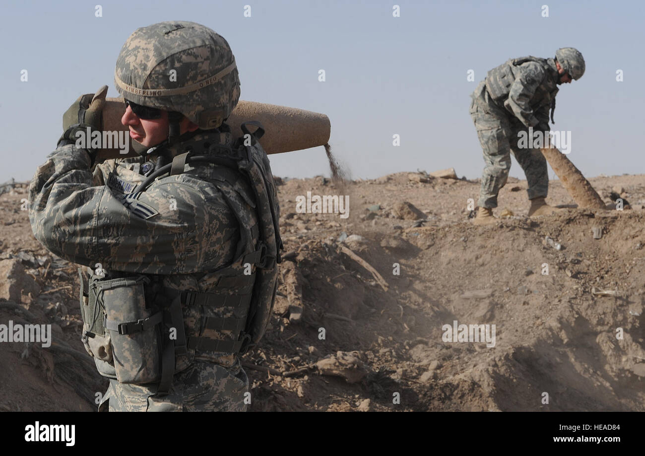 Senior Airman Mathew Kimberling, 332. Expeditionary Bauingenieur-Geschwader explosive Ordnance Entsorgung Geselle, trägt eine 155-mm-Projektil Staff Sgt Christopher Adjoodani, 332. ECES EOD Handwerker am 26. März ein weiteres Geschoss inspiziert. Das EOD-Team nimmt an und zerstört unbrauchbar und beschädigte Munition neben der Beantwortung von explosiven Gefahren auf und Weg von der Unterseite. Kimberling wird hier von Travis Air Force Base, Kalifornien, und ist ein Eingeborener von Lincoln City, Oregon/USA Adjoodani ist hier von Dover AFB, Del., bereitgestellt und stammt aus Sacramento, Kalifornien Stockfoto