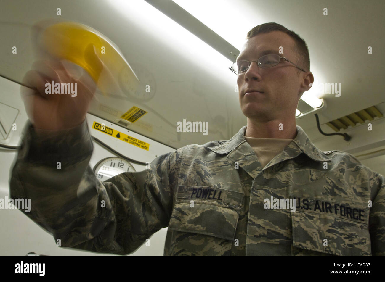 Techn. Sgt Wesley Powell, 407th Air Expeditionary Gruppe medizinisches Personal, Prüfungen für Verunreinigungen im Trinkwasser 16. Dezember 2008. Als bioenvironmental Technik Techniker Powell führt Gewerbehygiene Umfragen für alle Mitglieder der Luftwaffe und arbeitet mit den 407th Expeditionary Civil Engineer Squadron Bereitschaft Shop und Feuerwehr Gefahr Material Teams, über Gesundheitsrisiken Szene. Powell ist aus Little Rock Air Force Base, Arche bereitgestellt. Seine Heimatstadt ist Winter Haven, Florida Stockfoto