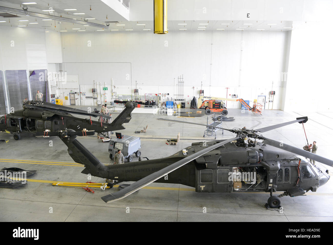 Soldaten aus dem 1. Bataillon, 52d Aviation Regiment arbeiten um ein UH-60 Black Hawk während einer Emergency Readiness Bereitstellung Übung oder EDRE, 15. Mai 2015 auf gemeinsamer Basis Elmendorf-Richardson, Alaska wieder zusammenzusetzen. 1-52 ist auch bekannt als die fliegenden Drachen. (US Army Foto/Gegenstänen Harris) Stockfoto