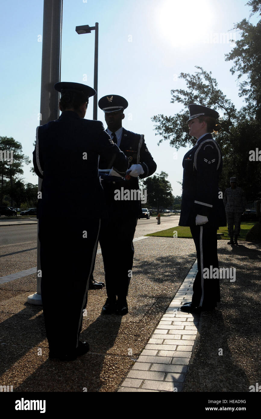 Mitglieder der MacDill Air Force Base Honor Guard Falten die US-Flagge im Rahmen einer speziellen Retreat Zeremonie durchgeführt, 30. August 2011, vor dem Krankenhaus MacDill, ehemalige 81. Medical Group zu Ehren zurückgezogen Kommandeur Major General Dan Locker. Locker führte die "Drachen-Mediziner" von Juli 1997 bis Juni 2002. Dies war sein erster Besuch im Krankenhaus seit seiner Pensionierung August 2002. Kam er in der Gegend, die Teilnahme an der Gesellschaft der Air Force klinische Chirurgen Symposium in Biloxi IP-Casino Resort and Spa. Honor Guard angehören, von links: Flieger 1. Klasse Terrance Hill, 81. Aerospace Medicine Geschwader; und Stockfoto