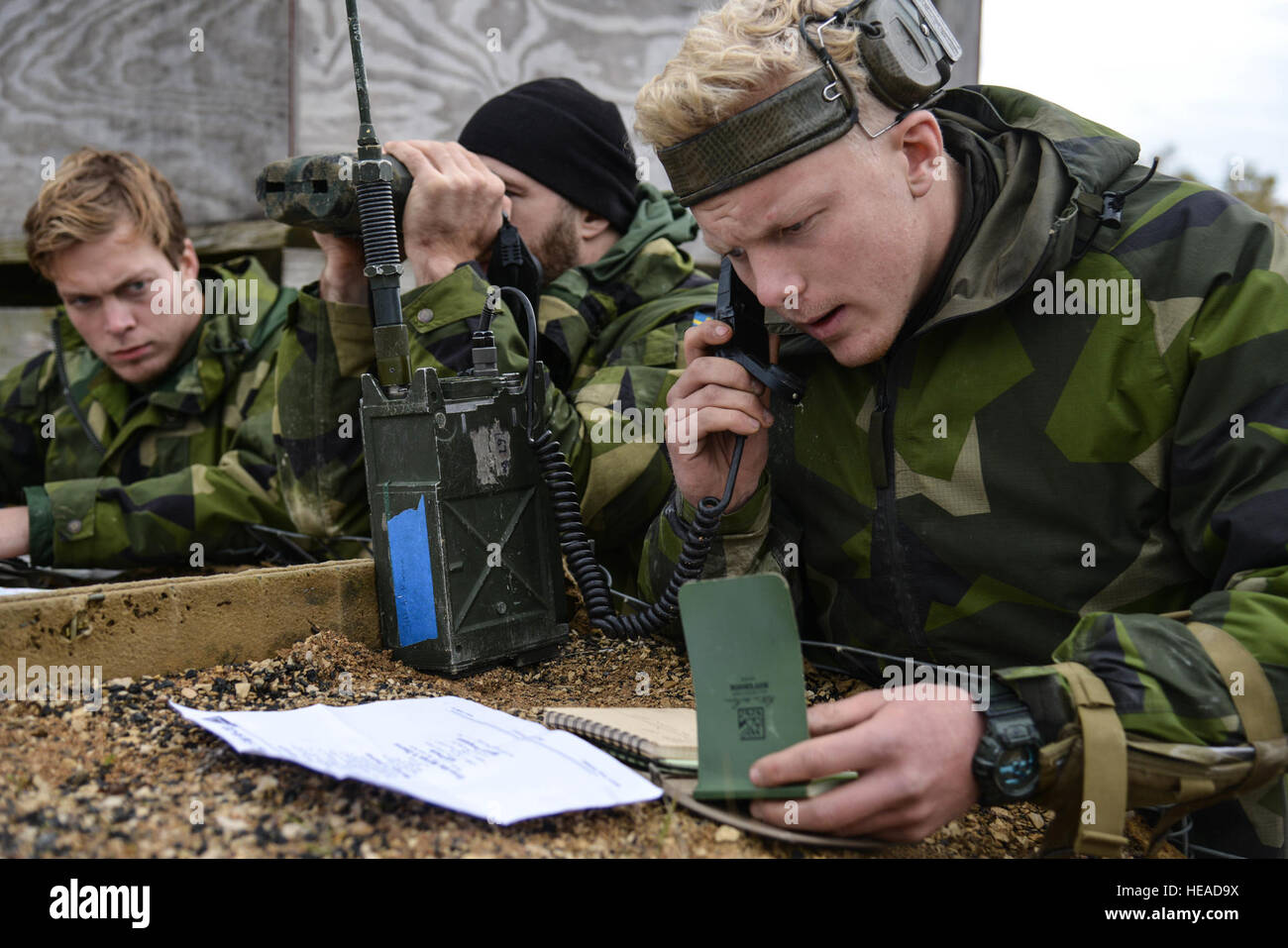 Drei schwedische Soldaten arbeiten als Team während des Anrufs für  Feuer-Veranstaltung im Rahmen der Europäischen besten Sniper Squad  Wettbewerb bei der 7. Armee Training Command Grafenwöhr Truppenübungsplatz  Deutschland, 24. Oktober 2016. Die