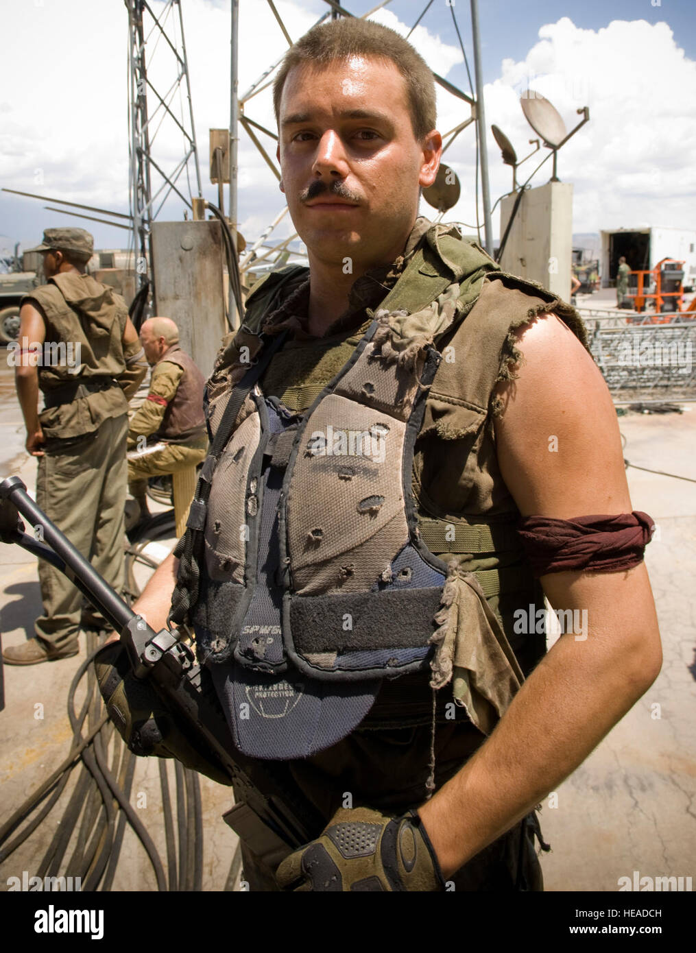 Senior Airman, Kenton Roberts porträtiert einen Widerstandskämpfer zur Herstellung von Terminator: die Erlösung in Kirtland Air Force Base, NM am 18. Juli 2008. Airman Roberts ist mit der 377. Sicherheit Kräfte Staffel hier. Lance Cheung) Stockfoto