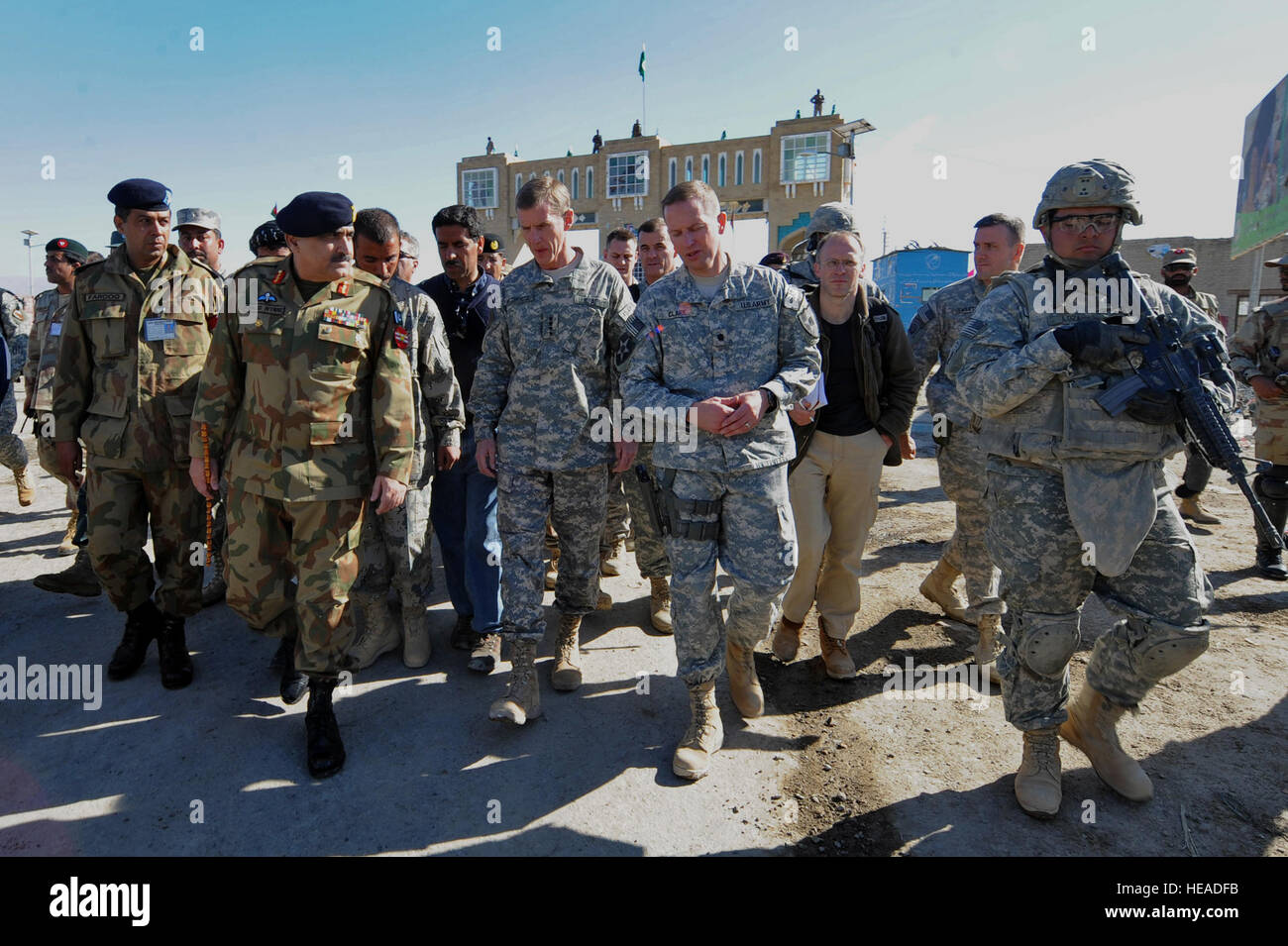 US-Armee General Stanley McChrystal, Kommandeur der International Security Assistance Force, trifft sich mit pakistanischen Armee Generalleutnant Khalid Wynne, Kommandeur des Southern Command, am Grenzübergang Freundschaft Tor 18. Januar 2010, in Spin Boldak, Afghanistan.  Techn. Sgt. Francisco V. Govea II Stockfoto