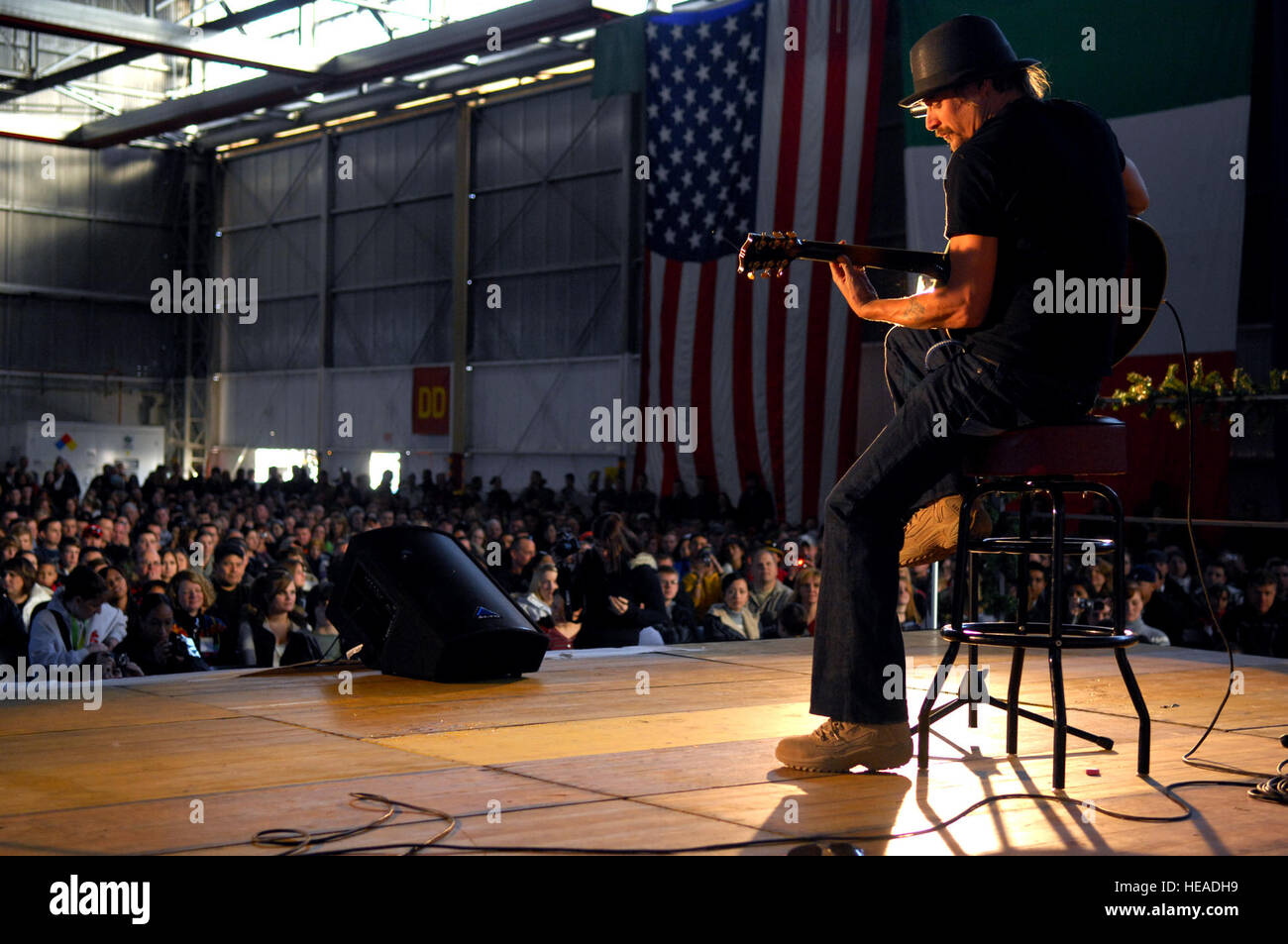 AVIANO AIR BASE, Italien--"Rock Star" Kid Rock führt im Rahmen einer GVV Urlaub Aviano Gemeinschaft, 22. Dezember 2007 statt. Marine Admiral Michael G. Mullen, Vorsitzender der Joint Chiefs Of Staff, angekommen in Aviano am frühen Samstag Nachmittag aus Reihe, Entertainer und prominente Robin Williams, Lewis Black, Kid Rock, Lance Armstrong, Rachel Smith, die amtierende Miss USA und Ronan Tynan eine irische Tennor auf der Vorsitzende United Service Organisationen Holiday Tour bringen. Staff Sergeant Michael R. Holzworth) Stockfoto