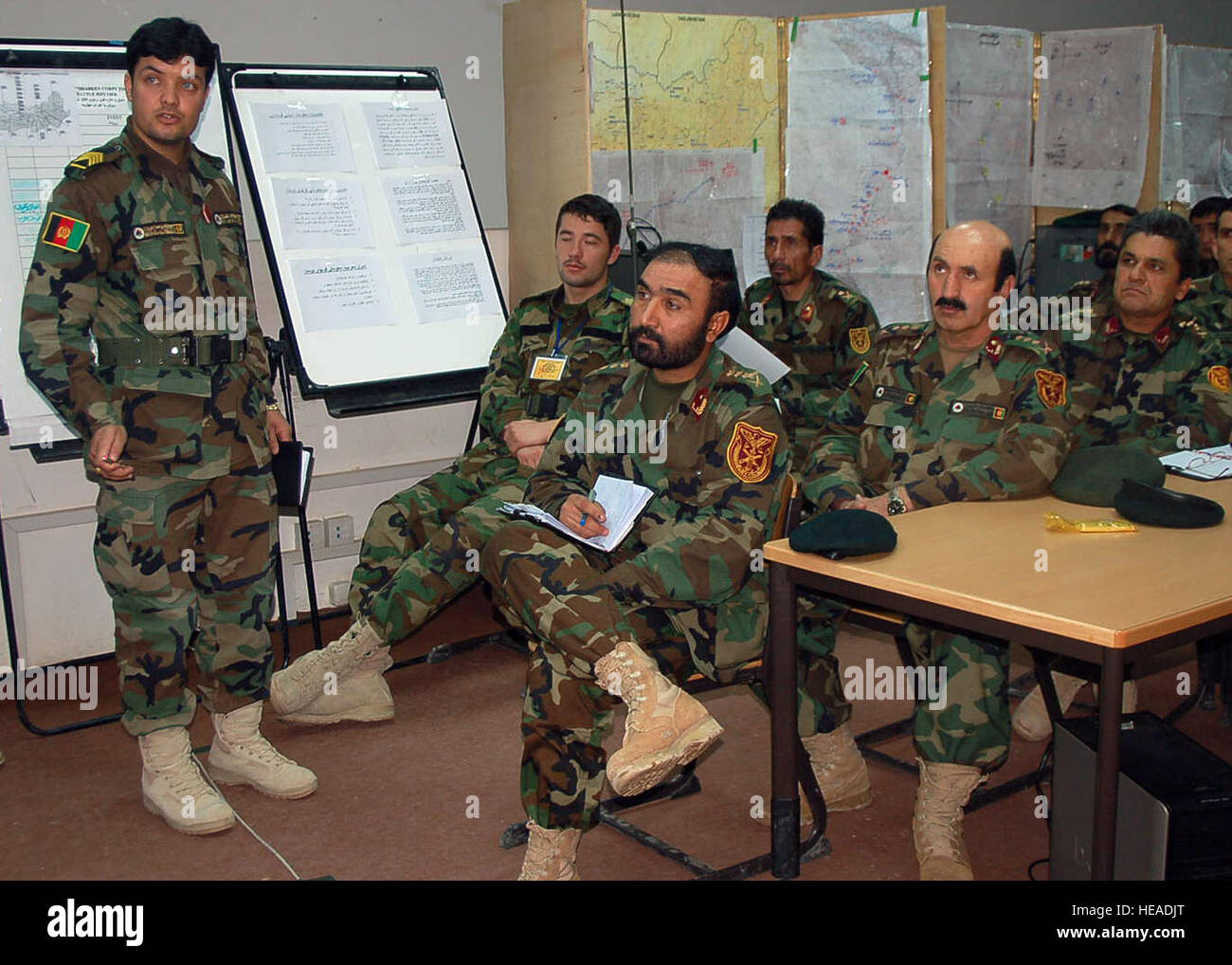 E-7 Bashir Ahmad Slips afghanische Nationalarmee Führung an einem Vormittag Schlacht Update kurz während einer Stabsrahmenübung auf Camp Shaheen, Mazir-e-Sharif, Afghanistan. Dies ist das vierte Jahr der afghanischen Nationalarmee Bereitschaft Übungen durchgeführt hat. Das diesjährige Szenario ist eine massive Erdbeben Antwort, wo hat die afghanische Armee Soldaten arbeiten mit Regional Command North, afghanische Nationalpolizei, afghanische Grenzschutz und die National Defense Service, öffentliche Sicherheit im Falle einer Naturkatastrophe zu betonen erweitert. Betrieb Nijat-NA testet die afghanische Armee Stockfoto