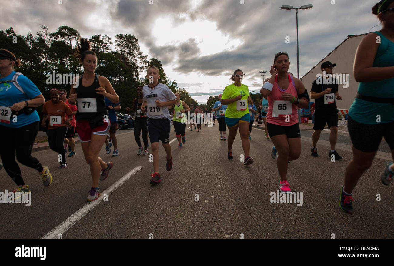 Kaiserslautern Military Community Mitglieder starten 86. Kraft Support Squadron jährliche Ramstein Halbmarathon 15. August 2015, auf der Ramstein Air Base, Deutschland. Erste, zweite und dritte Platz prämiert wurden zu den oberen männlich und weiblich Mal in vier Altersgruppen, sowie Sachpreise für die männlichen und weiblichen Bestzeit insgesamt. Airman 1st Class Tryphena Mayhugh) Stockfoto