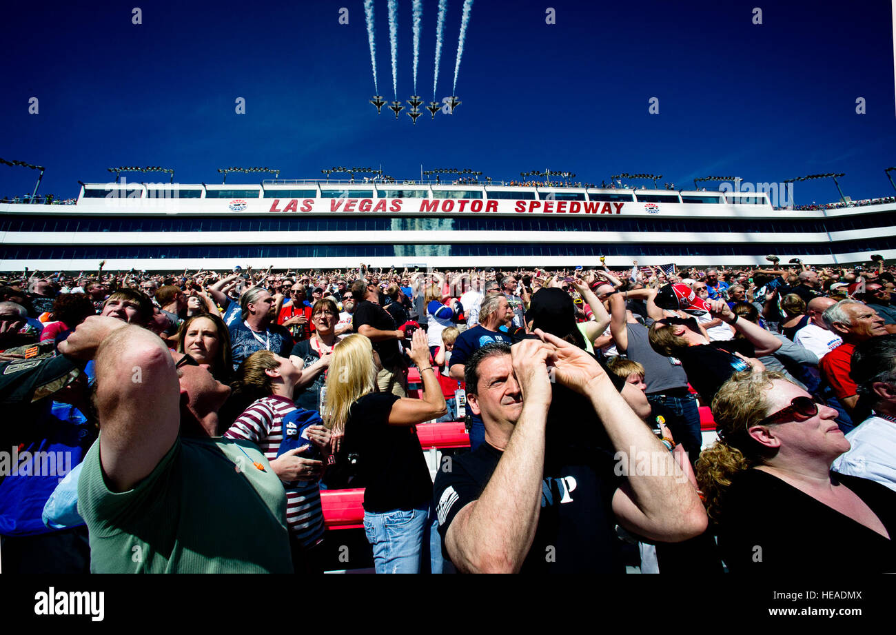 Die Thunderbirds Delta Formation Piloten durchführen eine Überführung Kobalt Tools 400 auf dem Las Vegas Motor Speedway in Las Vegas, Nevada, 9. März 2014 starten. Das Kobalt Tools 400 ist das dritte Rennen im NASCAR Sprint Cup-Serie und mehr als 100.000 Zuschauer zu gewinnen.  Techn. Sgt. Manuel J. Martinez/freigegeben Stockfoto