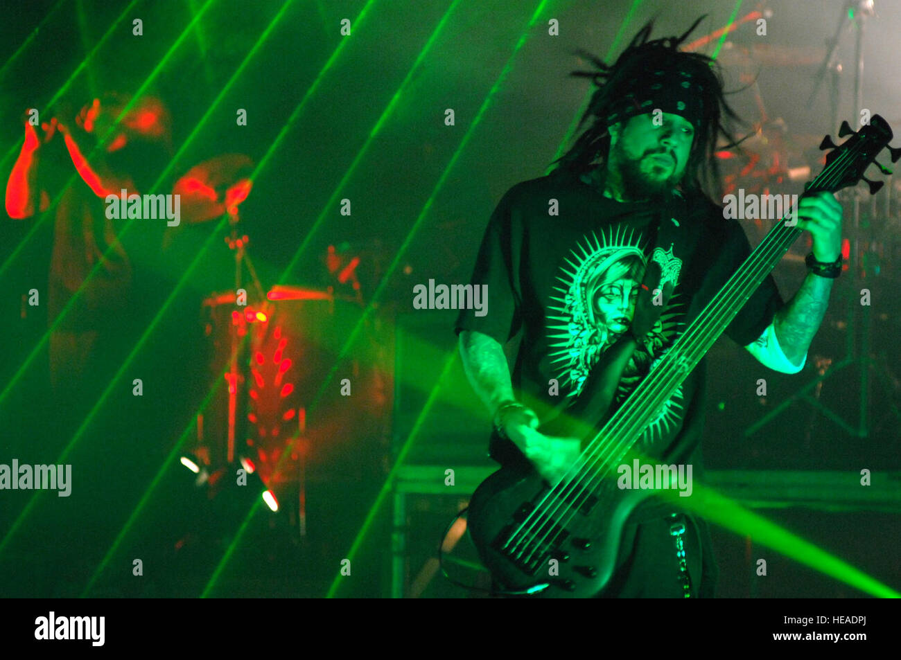 Flieger, Soldaten, DoD Civlians und lokalen Staatsangehörigen dieses Korn und Vorsatzblatt Konzert im Palasport in Pordenone, Italien, 22. Februar 2008 zu genießen.  Korn ist eine Band aus Bakersfield, Kalifornien, und mit der Erstellung und Popularisierung der Nu-Metal-Genre gutgeschrieben. Zusammen mit anderen Bands zu der Zeit, haben sie auch inspiriert viele Nu Metal und Alternative metal Bands der 1990er und frühen 2000er Jahren. Die Band Katalog besteht aus schönen aufeinander folgende Debüts. Bis heute hat Korn über 30 Millionen Alben weltweit, darunter 16,5 Millionen in den USA verkauft  Korn verdient 6 Grammy-Award-Nominierungen, zwei der wh Stockfoto Flieger, Soldaten, DoD Civlians und lokalen Staatsangehörigen dieses Korn und Vorsatzblatt Konzert im Palasport in Pordenone, Italien, 22. Februar 2008 zu genießen.  Korn ist eine Band aus Bakersfield, Kalifornien, und mit der Erstellung und Popularisierung der Nu-Metal-Genre gutgeschrieben. Zusammen mit anderen Bands zu der Zeit, haben sie auch inspiriert viele Nu Metal und Alternative metal Bands der 1990er und frühen 2000er Jahren. Die Band Katalog besteht aus schönen aufeinander folgende Debüts. Bis heute hat Korn über 30 Millionen Alben weltweit, darunter 16,5 Millionen in den USA verkauft  Korn verdient 6 Grammy-Award-Nominierungen, zwei der wh Stockfoto