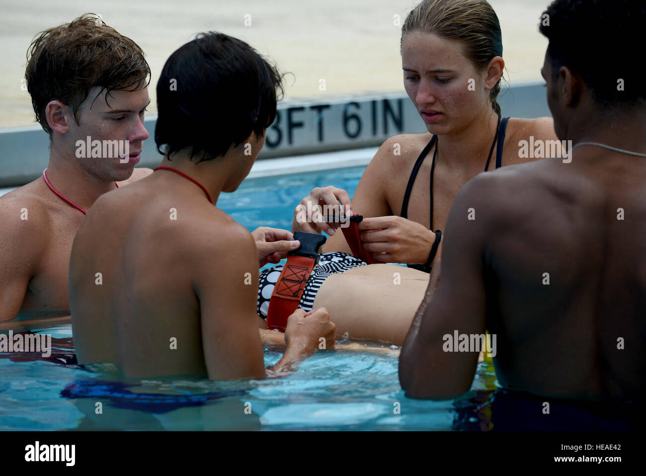 Team Shaw Rettungsschwimmer Gurt einen simulierten distressed Schwimmer erlitten eine Wirbelsäulenverletzung auf ein Brett der Wirbelsäule während der Rettungsschwimmer Ausbildung an der Woodland Pool, Shaw Air Force Base, S.C., 15. Juli 2015. Die 20. Kraft Support Squadron Rettungsschwimmer häufig trainieren in CPR, erste Hilfe und sind in der Lage, kompetent im Fall ein notfalls schwimmen auftritt und ist Vorsicht geboten.  Senior Airman Diana M. Cossaboom Stockfoto