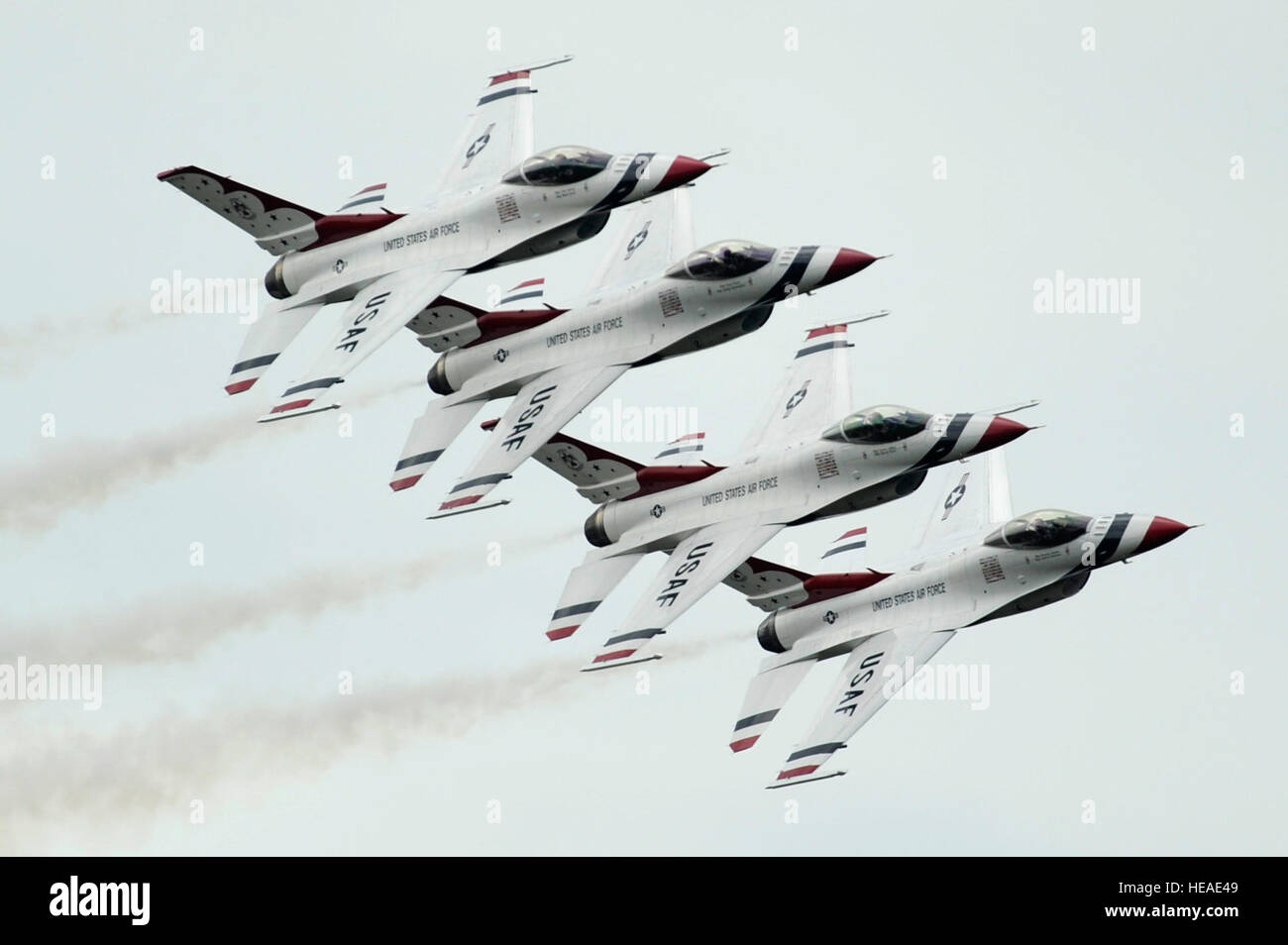 Der US-Air Force Air Demonstration Squadron "Thunderbirds", führen den Echelon Pass im Beitrag während der Sun 'n Fun Fly-in & Weltausstellung, Lakeland, Florida, 31. März 2012. Staff Sgt Larry E. Reid Jr., veröffentlicht) Stockfoto