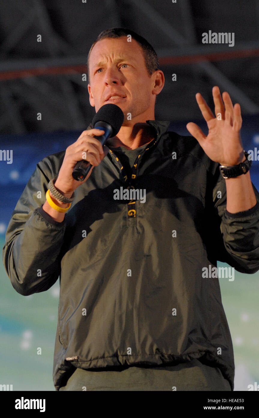 AVIANO AIR BASE, unterhält Italien--Lance Armstrong Aviano Gemeinschaft Duing die USO Tour 2007 am 22. Dezember 2007. Marine Admiral Michael G. Mullen, Vorsitzender der Joint Chiefs Of Staff, angekommen in Aviano am frühen Samstag Nachmittag aus Reihe, Entertainer und prominente Robin Williams, Lewis Black, Kid Rock, Lance Armstrong, Rachel Smith, die amtierende Miss USA und Ronan Tynan eine irische Tennor auf der Vorsitzende United Service Organisationen Holiday Tour bringen. Airman Mans 1. Klasse Tabitha M.) Stockfoto