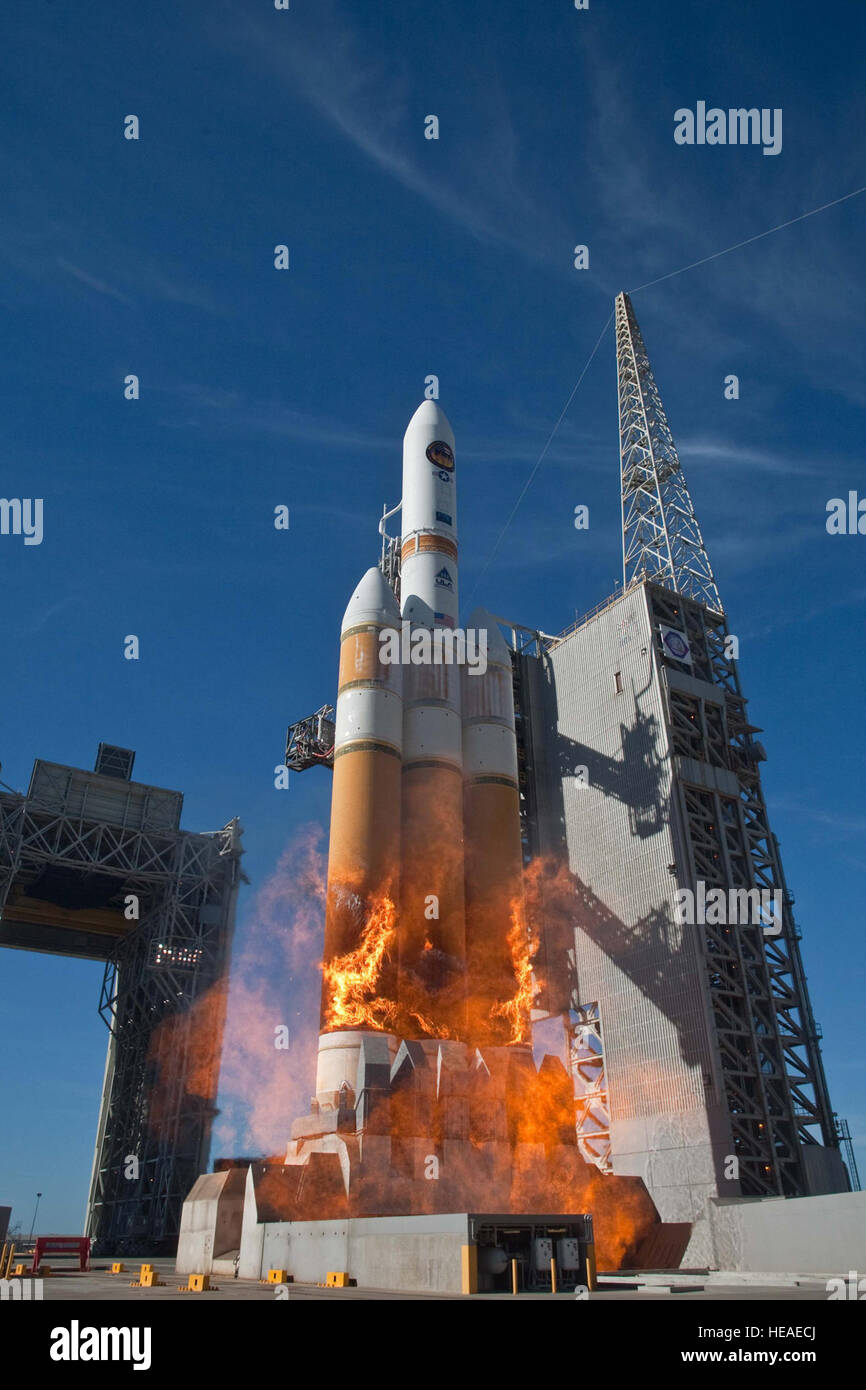 Ein United Launch Alliance Delta IV Heavy startet mit einer National  Reconnaissance Office Nutzlast bei Space Launch Komplex-6 um 1:10 Uhr PST.  Die Delta IV Heavy ist die größte Rakete, die jemals