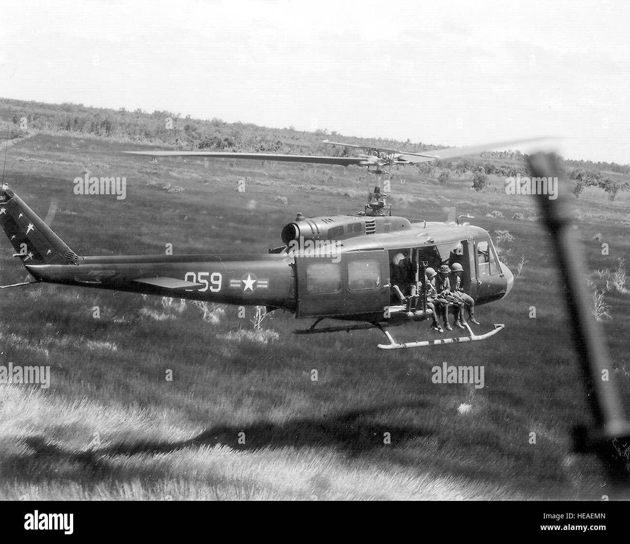 MEKONG-DELTA, Vietnam--Air Force Personal des 211. Hubschrauberstaffel fliegen auf einer Mission, Kampf Angriff 18. Juli 1970 in einem Hubschrauber UH-1 über Südost-Asien. (Sgt. Robert W. Ingianni) Stockfoto