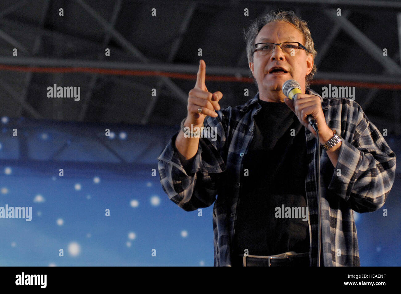 AVIANO AIR BASE, Italien--Komiker Lewis Black führt im Rahmen einer GVV Urlaub Aviano Gemeinschaft, 22. Dezember 2007 statt. Marine Admiral Michael G. Mullen, Vorsitzender der Joint Chiefs Of Staff, angekommen in Aviano am frühen Samstag Nachmittag aus Reihe, Entertainer und prominente Robin Williams, Lewis Black, Kid Rock, Lance Armstrong, Rachel Smith, die amtierende Miss USA und Ronan Tynan eine irische Tennor auf der Vorsitzende United Service Organisationen Holiday Tour bringen. Airman Mans 1. Klasse Tabitha M.) Stockfoto