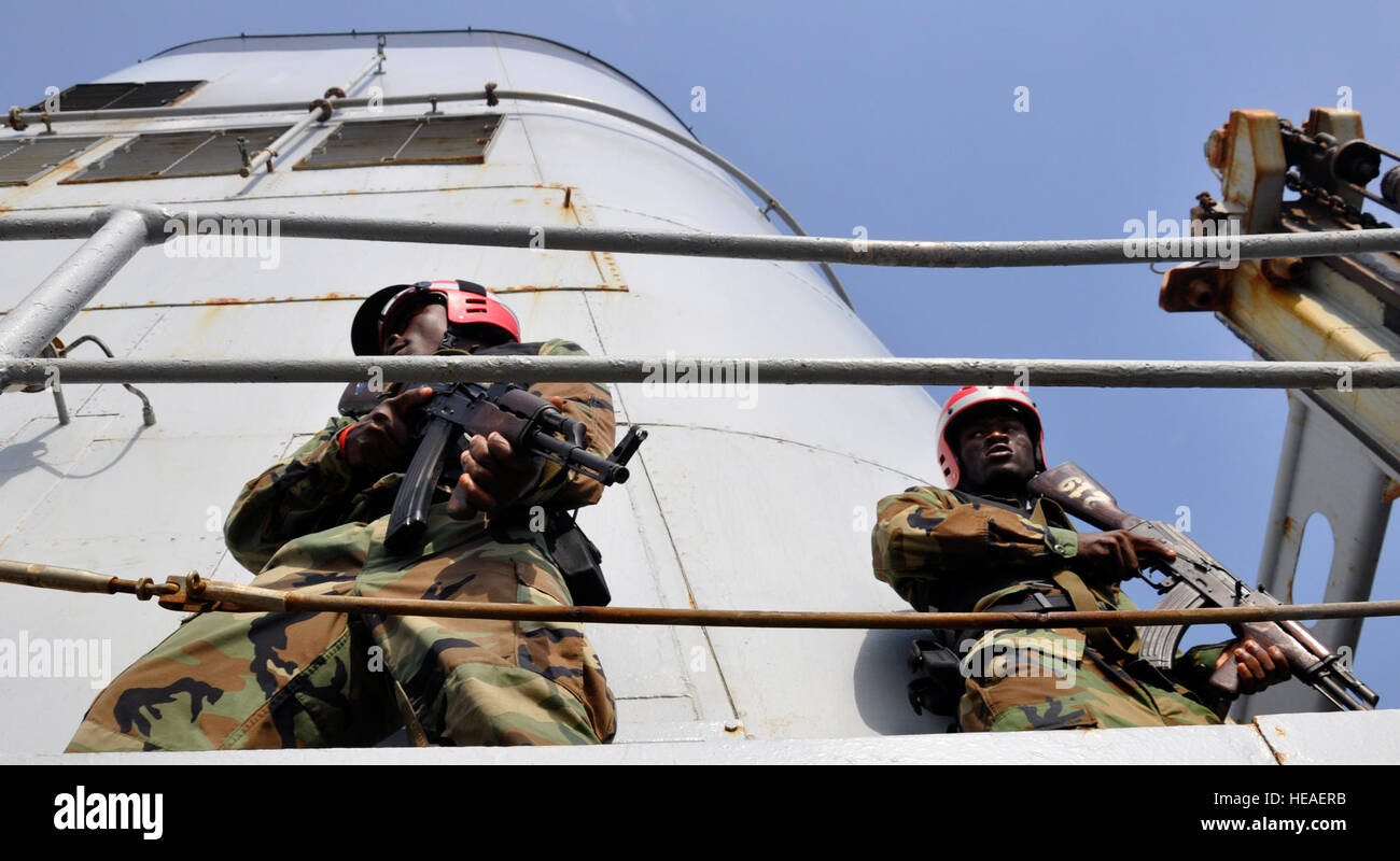 Liberianische Küstenwache Seeleute Joseph Tumbay und Prinz Sackie darauf vorbereiten, die Brücke als Teil des gemeinsamen Anti-Piraterie Ausbildung in Monrovia 18 April während eines simulierten Schiff Takedown an Bord der französischen Marine Fregatte Latouche Treville requirieren.  Die bedeckt Schulungsthemen einschließlich nicht-konforme Schiff Board, Durchsuchung und Beschlagnahme Taktiken, Waffen Einarbeitung, fegt Unterwassernavigation und Rumpf für Minen und Schmuggel Fächer.  US Navy und US-Küstenwache Personal aus US-Botschaft-Monrovia Büro der Sicherheitszusammenarbeit waren vor Ort zu betreuen und unterstützen LCG Segler in der par Stockfoto