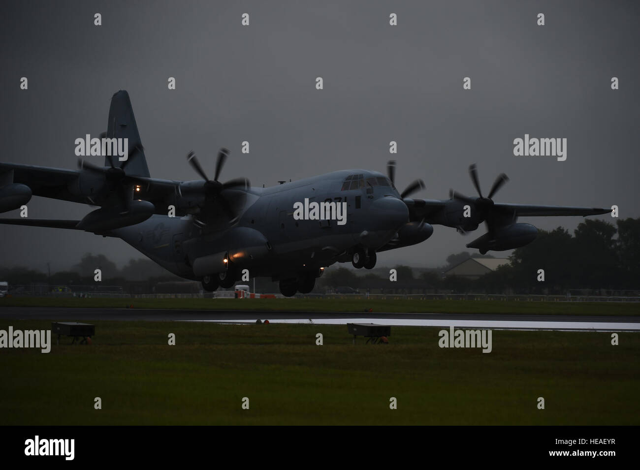 Eine KC-130J Harvest Hawk landet um RAF Fairford, Vereinigtes Königreich, 29. Juni 2016. Als schlanke Basis RAF Fairford ist bereit, Ransform und Kräfte an der Nachricht eines Momentes zu erhalten.  Techn. Sgt Jarad A. Denton Stockfoto