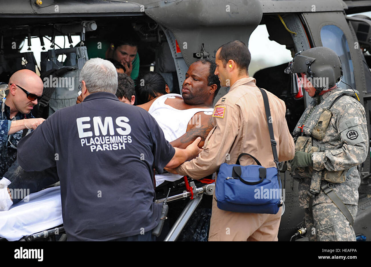 BELLE CHASSE, La – Louisiana Army National Gardist, Staff Sgt. Gary Backe, 1. Angriff Bataillon, 244. Aviation Regiment unterstützt Naval Zweig Klinik, Belle Chasse und Plaquemines Parish Notverwaltungsdienste Personal bei der Übertragung von Zivilisten benötigen medizinischen Versorgung am Naval Air Station, gemeinsame Reserve Base, New Orleans, 1. September 2012. Bei der Verteilung von Rohstoffen während Hurrikan Isaac Recovery-Vorgänge, ein UH-60 Black Hawk mit den LANG ist 2-135. General Support Aviation Battalion, wurde umgeleitet, um das Personal von Port Sulphur, Louisiana auf Fürsorge in einer lokalen gastf transportieren Stockfoto
