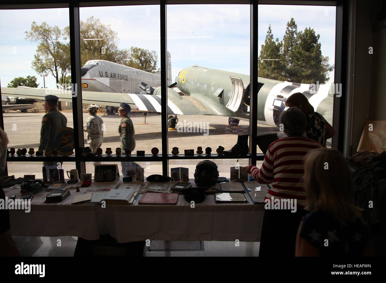 Freunde und Familie geehrt Oberstleutnant Brian Paddock in einer Abschiedsfeier 20. Juni 2015, an das Heritage Center, Travis Air Force Base, Kalifornien Der amtierende Offizier war Lieutenant Colonel Bill Westfahl. Koppel 28 Dienstjahre enthalten Bereitstellungen mit mehreren bekämpfen und kumuliert in der Air Force Reserve als Chef der Flügel Pläne für die 349. Air Mobility Wing. Seine Bronzestern übergab der Kommandeur der 101. US-Luftlandedivision für außergewöhnlichen Service als forward Air Controller Air Force mit der Armee 3. Bataillon, 502. Infanterieregiment während der Operation Desert Storm.  Oberstleutnant Rober Stockfoto