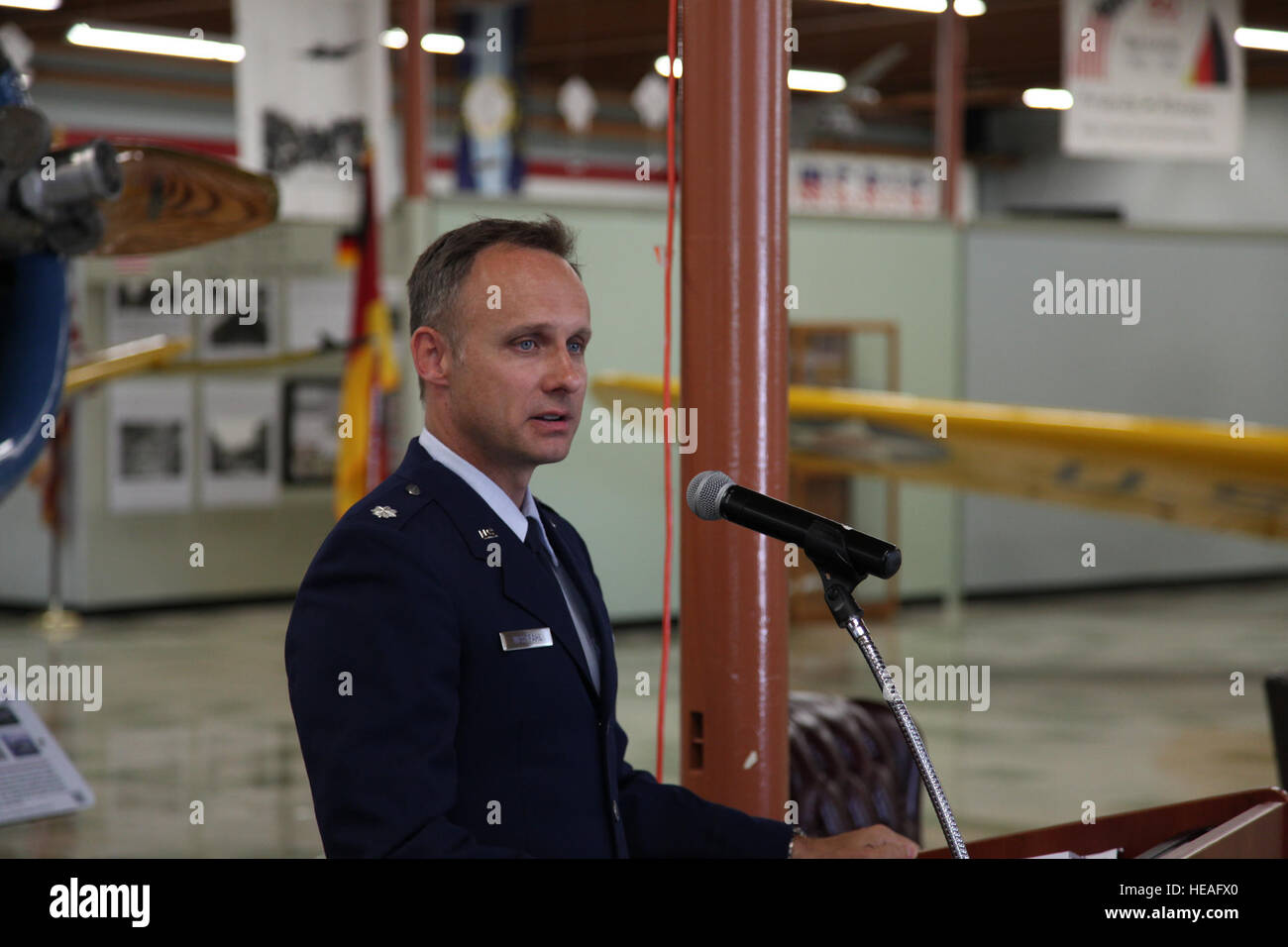 Freunde und Familie geehrt Oberstleutnant Brian Paddock in einer Abschiedsfeier 20. Juni 2015 auf das Heritage Center, Travis Air Force Base, Kalifornien Der amtierende Offizier war Lieutenant Colonel Bill Westfahl. Paddock es 28 Jahre des Dienstes enthalten Bereitstellungen mit mehreren bekämpfen und gipfelte in der Air Force Reserve als Chef der Flügel Pläne für die 349. Air Mobility Wing. Seine Bronzestern übergab der Kommandeur der 101. US-Luftlandedivision für außergewöhnlichen Service als forward Air Controller Air Force mit der Armee 3. Bataillon, 502. Infanterieregiment während der Operation Desert Storm.  Oberstleutnant Rober Stockfoto