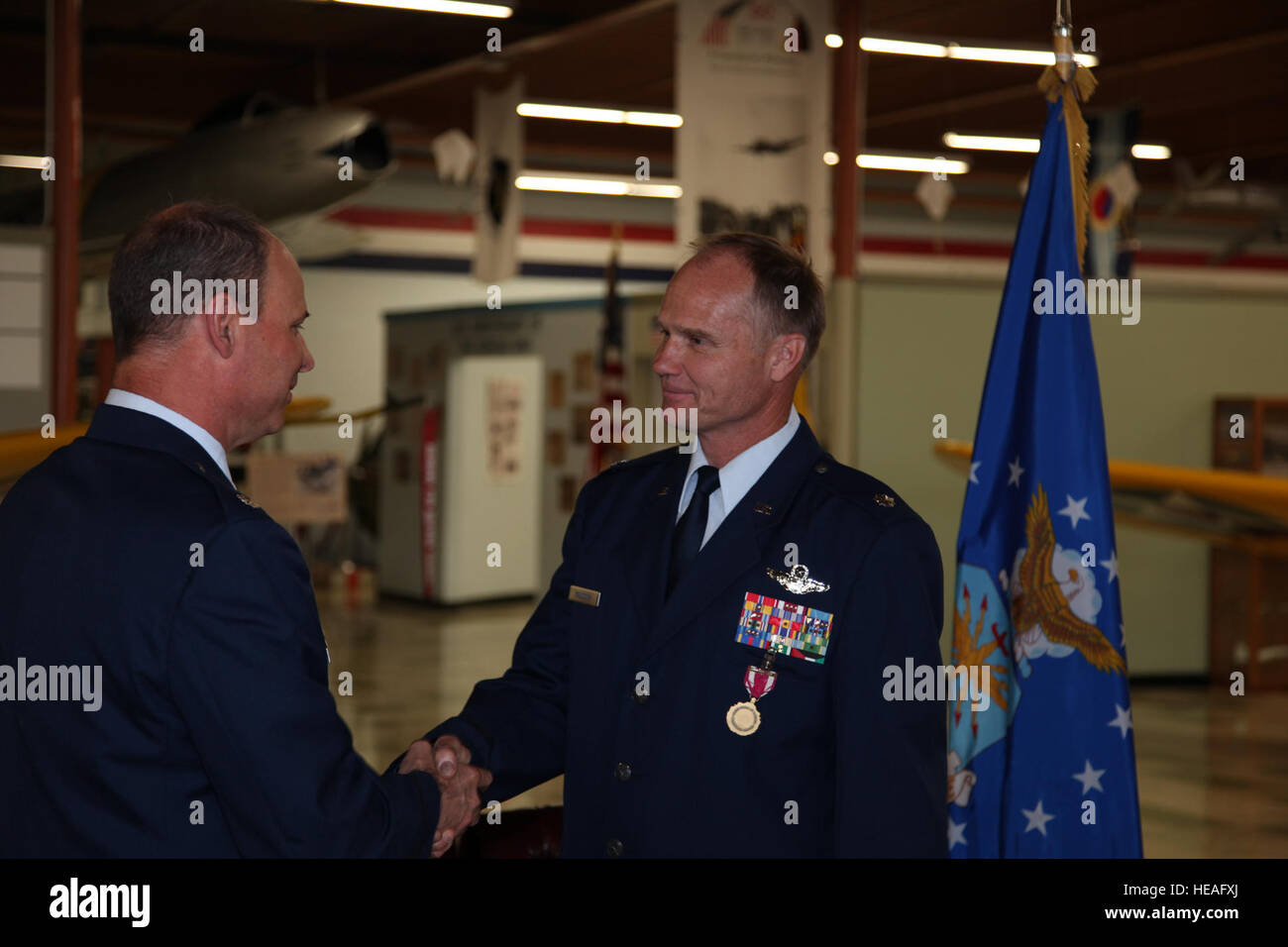 Freunde und Familie geehrt Oberstleutnant Brian Paddock in einer Abschiedsfeier 20. Juni 2015, an das Heritage Center, Travis Air Force Base, Kalifornien Der amtierende Offizier war Lieutenant Colonel Bill Westfahl. Paddock es 28 Jahre des Dienstes enthalten Bereitstellungen mit mehreren bekämpfen und gipfelte in der Air Force Reserve als Chef der Flügel Pläne für die 349. Air Mobility Wing.  Seine Bronzestern übergab der Kommandeur der 101. US-Luftlandedivision für außergewöhnlichen Service als forward Air Controller Air Force mit der Armee 3. Bataillon, 502. Infanterieregiment während der Operation Desert Storm.  Oberstleutnant Rob Stockfoto