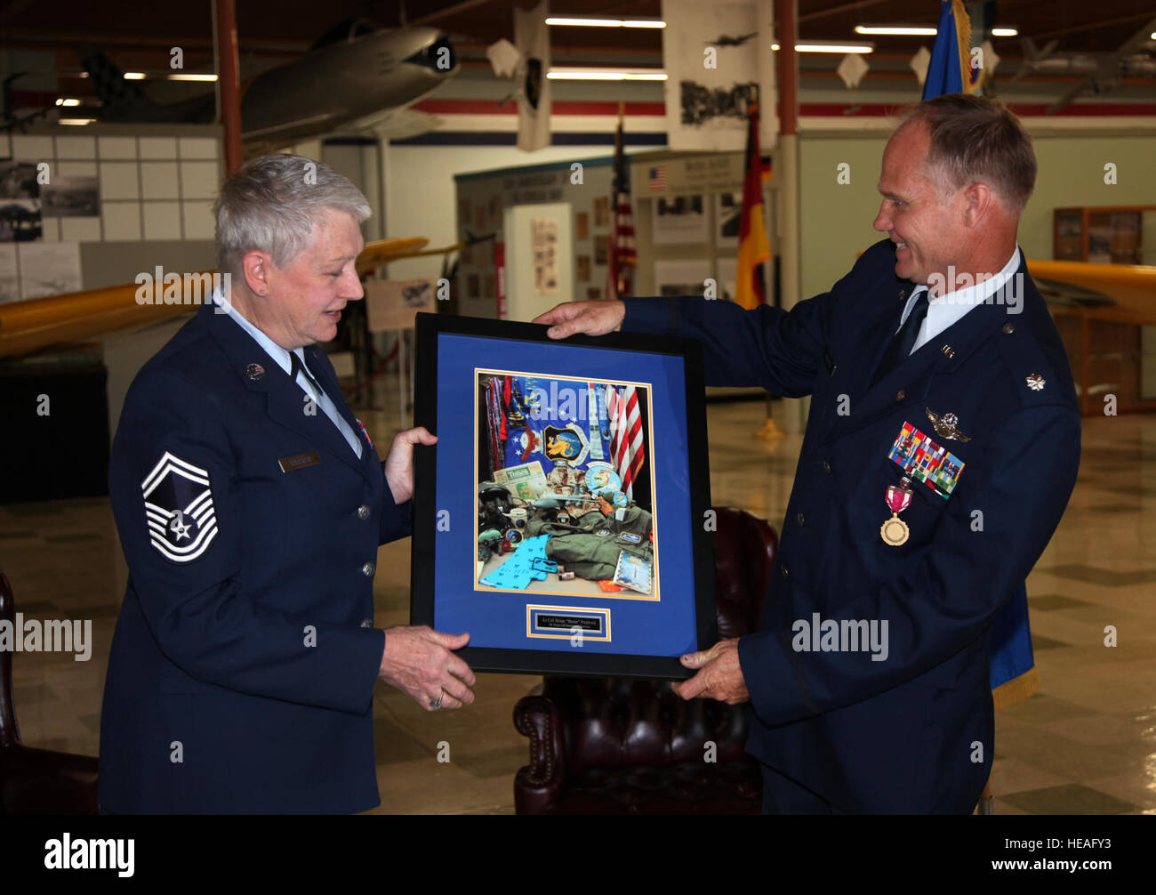 Freunde und Familie geehrt Oberstleutnant Brian Paddock in einer Abschiedsfeier 20. Juni 2015, an das Heritage Center, Travis Air Force Base, Kalifornien Der amtierende Offizier war Lieutenant Colonel Bill Westfahl. Paddock es 28 Jahre des Dienstes enthalten Bereitstellungen mit mehreren bekämpfen und gipfelte in der Air Force Reserve als Chef der Flügel Pläne für die 349. Air Mobility Wing. Seine Bronzestern übergab der Kommandeur der 101. US-Luftlandedivision für außergewöhnlichen Service als forward Air Controller Air Force mit der Armee 3. Bataillon, 502. Infanterieregiment während der Operation Desert Storm. Oberstleutnant Rober Stockfoto