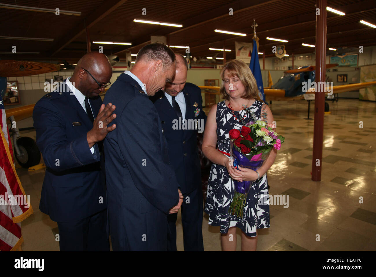 Freunde und Familie geehrt Oberstleutnant Brian Paddock in einer Abschiedsfeier 20. Juni 2015, an das Heritage Center, Travis Air Force Base, Kalifornien Der amtierende Offizier war Lieutenant Colonel Bill Westfahl. Paddock es 28 Jahre des Dienstes enthalten Bereitstellungen mit mehreren bekämpfen und gipfelte in der Air Force Reserve als Chef der Flügel Pläne für die 349. Air Mobility Wing. Seine Bronzestern übergab der Kommandeur der 101. US-Luftlandedivision für außergewöhnlichen Service als forward Air Controller Air Force mit der Armee 3. Bataillon, 502. Infanterieregiment während der Operation Desert Storm.  Oberstleutnant Robe Stockfoto