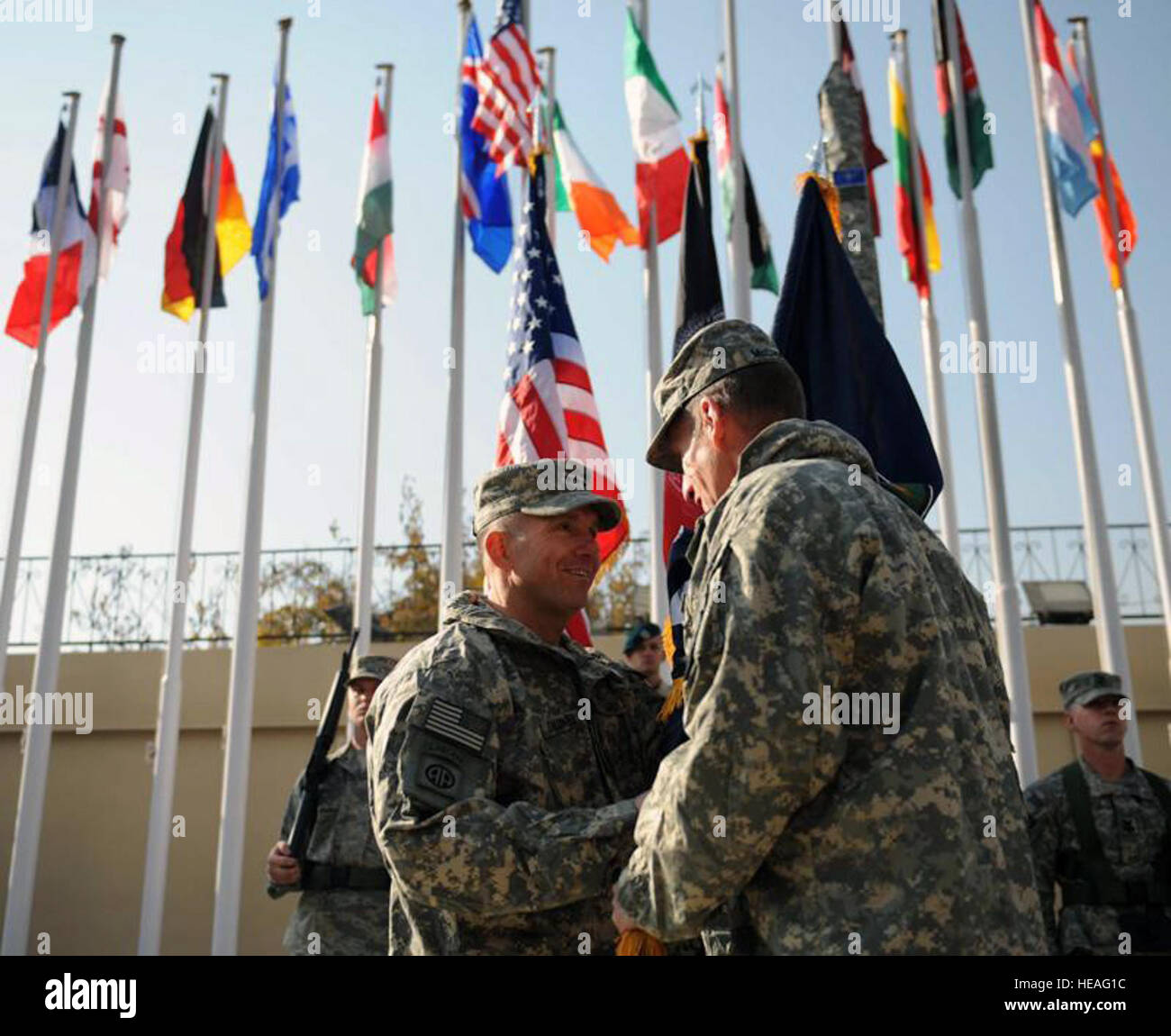 091121-F-0782R-036 KABUL, Afghanistan (21. November 2009) US-Armee Generalleutnant William B. Caldwell, IV, links, erhält kombiniert Security Transition Command - Afghanistan Guidon von General Stanley McChrystal, Commander, International Security Assistance Force und US Forces Afghanistan während der Zeremonie die Änderung des Befehls und die offizielle Aktivierung der NATO Training Mission - Afghanistan am Camp Eggers in Kabul, 21 Nov. , 2009. Generalleutnant Caldwell nahm Befehl von Generalmajor Richard P. Formica und kombiniert Security Transition Command - Afghanistan fusionierte mit der neuen NA Stockfoto