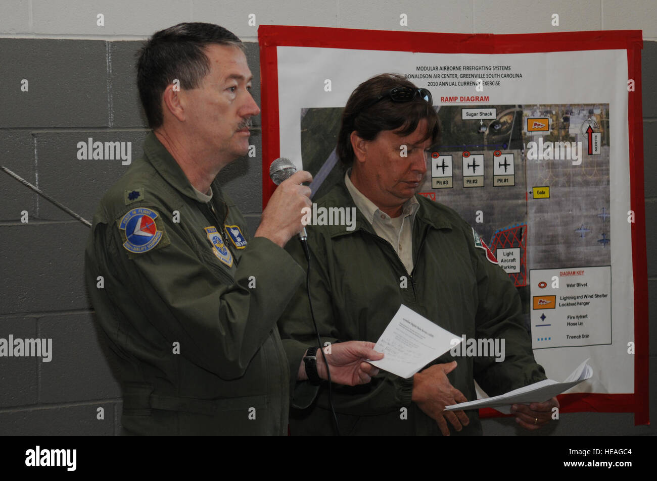 Lieutenant Colonel Dennis Bailey von der North Carolina Air National Guard 145. Airlift Wing und Lee Burwell des North Carolina Forest Service bieten ein preflight Briefing an der Crew am ersten Tag des Fliegens für Airborne Brandbekämpfung Baukastensystem Trainingsübung in Greenville, SC, 26.April. Besatzungen von drei Air National Guard und ein Air Force Reserve-Einheiten bieten Unterstützung des U.S. Forest Service, staatlichen und lokalen Agenturen und die National Interagency Fire Center im Kampf gegen große, unkontrollierter Waldbrände im ganzen Land. Stockfoto