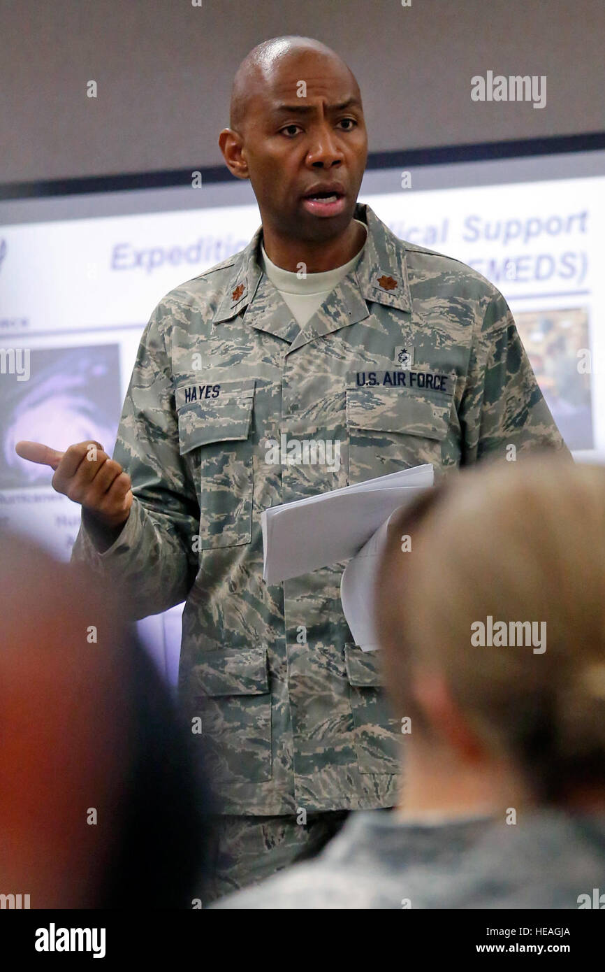 Major Cleveland Hayes, eine medizinische Bereitschaft Offizier mit 446th Aerospace Medicine Squadron, aus Joint Base Lewis-McChord, Wash., ist seit 2000, nach dem eintragen in den aktiven Dienst Air Force im Jahr 1992 ein Medical Service Corps Offizier. Er sagte seinem Geschwader ist verantwortlich für die Durchführung von etwa 200 Patienten Physicals Wochenenden Reserve, wodurch er zu erleichtern, um sicherzustellen, dass Grundoperationen reibungslos ablaufen. Stockfoto