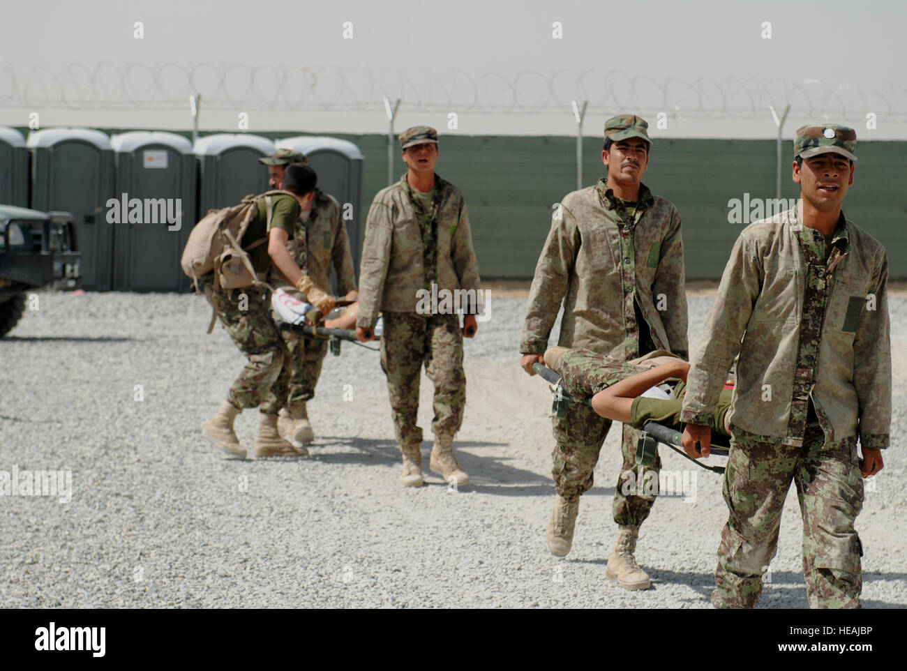 Afghan National Army Soldaten evakuieren Verletzte in einer letzten Übung im Verlauf Combat Medic im regionalen militärischen Training Center, 18. Mai 2011, in Kandahar, Afghanistan.  Die Absolventen der Klasse am 19. Mai.   Tech Sgt. Adrienne Brammer) Stockfoto