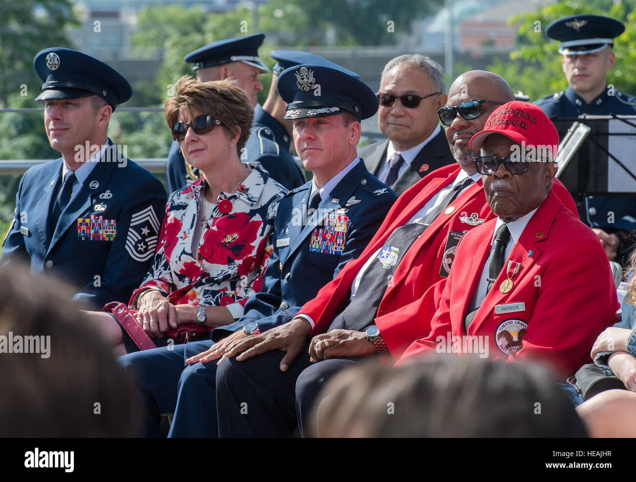 Chief Master Sgt. von der Air Force James A. Cody hat die Keynote einen Gedenktag Kranzniederlegung am Denkmal Air Force, Arlington, VA., 25. Mai 2015 statt. Während seiner Ausführungen Cody ein paar Flieger namentlich erwähnt und sagte: "Diese Flieger ehren wir heute, wie wir zu Ehren, die mehr als 1 Million Männer und Frauen, die das ultimative Opfer zur Verteidigung der Freiheiten, die wir genießen Sie bezahlt haben." Er fügte hinzu: "heute wir nicht die gefallenen trauern, wir feiern ihren Mut und loben sie für ihre Selbstlosigkeit. Wir halten sie in unseren Herzen und feiern sie mit unseren Worten. Sie gaben uns caus Stockfoto