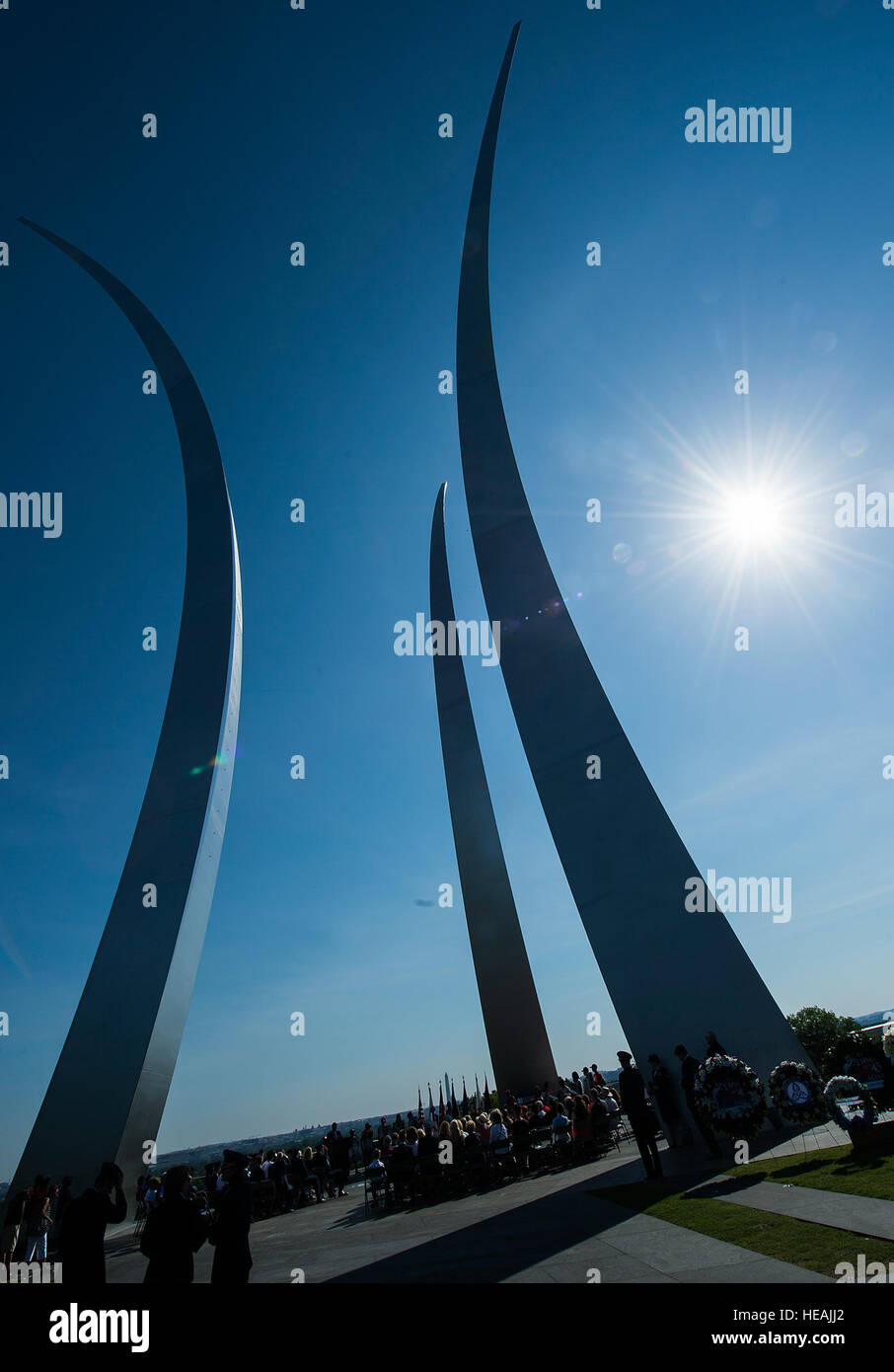 Chief Master Sgt. von der Air Force James A. Cody hat die Keynote einen Gedenktag Kranzniederlegung am Denkmal Air Force, Arlington, VA., 25. Mai 2015 statt. Während seiner Ausführungen Cody ein paar Flieger namentlich erwähnt und sagte: "Diese Flieger ehren wir heute, wie wir zu Ehren, die mehr als 1 Million Männer und Frauen, die das ultimative Opfer zur Verteidigung der Freiheiten, die wir genießen Sie bezahlt haben." Er fügte hinzu: "heute wir nicht die gefallenen trauern, wir feiern ihren Mut und loben sie für ihre Selbstlosigkeit. Wir halten sie in unseren Herzen und feiern sie mit unseren Worten. Sie gaben uns caus Stockfoto