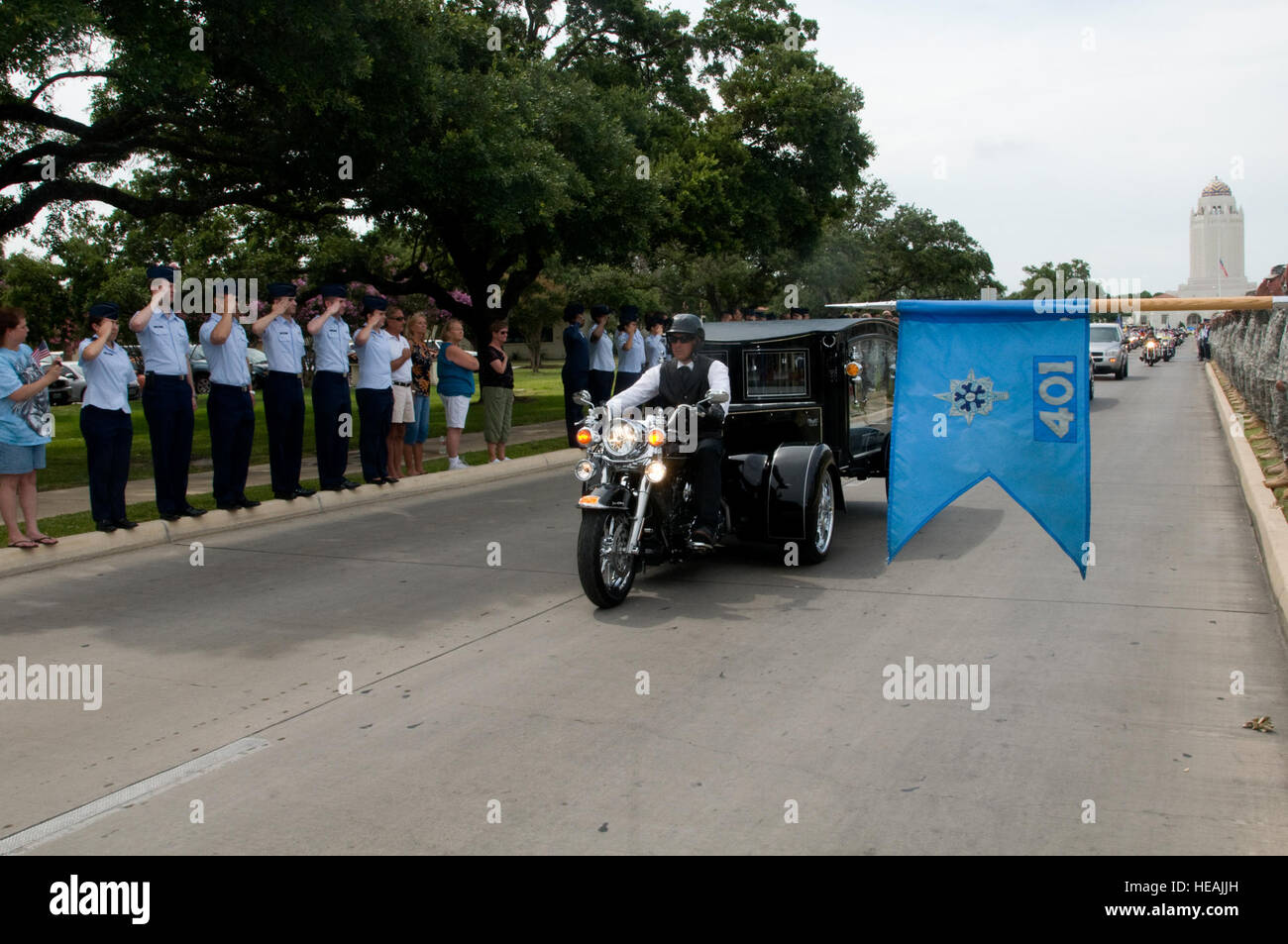 Menschen aus der gemeinsamen Basis San Antonio-Randolph gefüttert Harmon Antrieb für die Gedenkstätte Prozession für US Army Spc. Kedith L. Jacobs 18. Juni 2012, Randolph, Texas. Jacobs starb 27. Mai 2012, Chak-E-Wardak-Bezirk, Afghanistan, als seine Einheit von feindlichen Truppen angegriffen wurde. Er wurde Headquarters und Headquarters Company, 2. Bataillon, 5. Infanterie-Regiment, 3rd Brigade Combat Team, 1. US-Panzerdivision, Fort Bliss, Texas zugewiesen.  Melissa Peterson Stockfoto