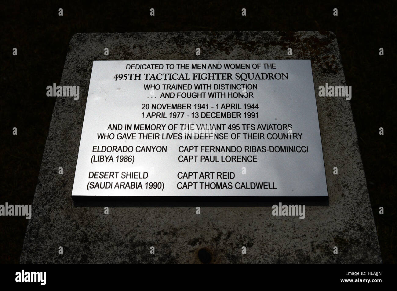 Eine neue Gedenktafel gewidmet Royal Air Force Lakenheath deaktiviert 495th Tactical Fighter Squadron, wurde auf eine Zeitkapsel Gedenkstätte an RAF Lakenheath, England, 19. Juni 2015 gelegt. Aktiviert im Jahr 1977, funktionierte das Geschwader als ein Ersatzgerät für die Ausbildung für die Liberty-Wing 492nd, 493rd und 494th Jagdgeschwader, die heute aktiv sind.  Senior Airman Erin O'Shea Stockfoto