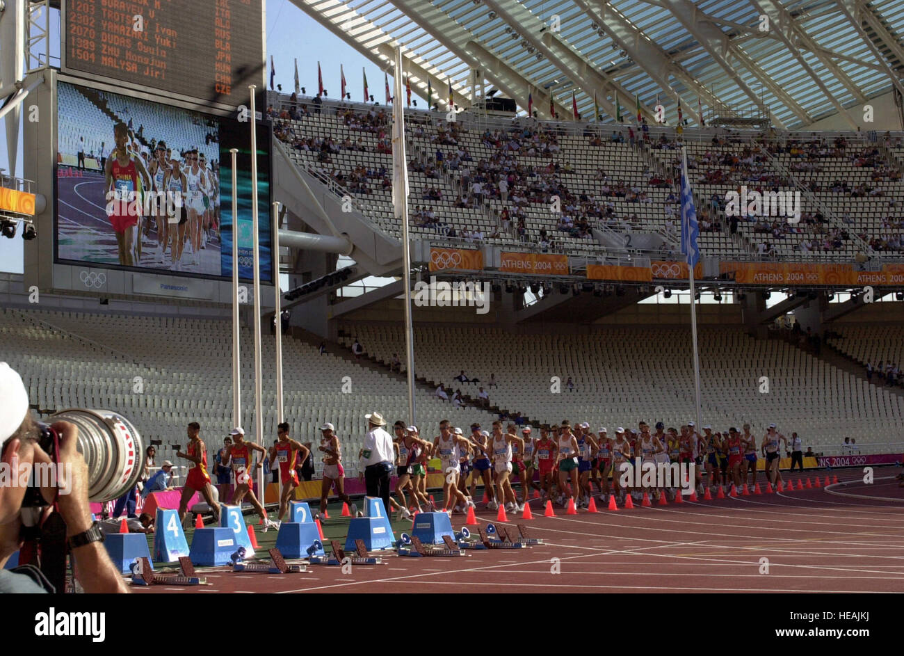 Konkurrieren Sie US Armee Sgt. John Nunn und US Air Force Captain Kevin Eastler, zusammen mit anderen Wettbewerbern in den 20 K Laufresultaten Wettbewerb während der Olympischen Spiele 2004 im Olympiastadion in Athen, am 20. August 2004.  Master Sergeant Lono Kollars) (veröffentlicht) Stockfoto