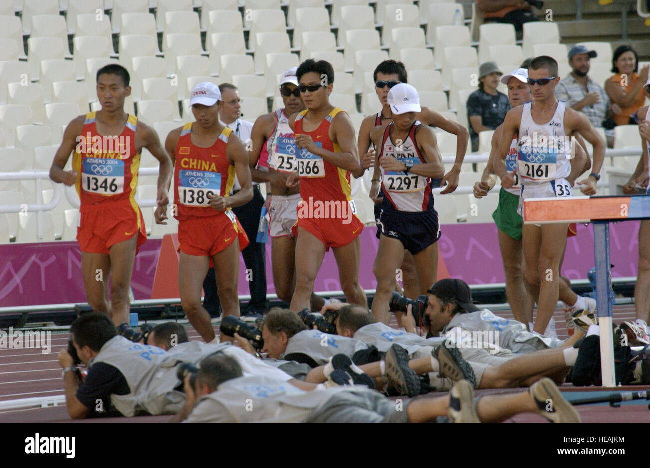 U.S. Armee Sgt John Nunn und US Air Force Captain Kevin Eastler und andere Wettbewerber konkurrieren in den 20K Laufresultaten Wettbewerb während der Olympischen Spiele 2004 im Olympiastadion in Athen, am 20. August 2004.   Master Sergeant Lono Kollars) (veröffentlicht) Stockfoto
