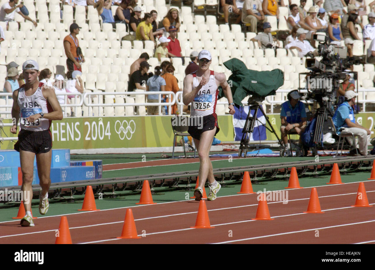 Treten Sie Mr Timothy Seaman (links) und US Air Force Captain Kevin Eastler (rechts), im 20K Laufresultaten Wettbewerb während der Olympischen Spiele 2004 im Olympiastadion in Athen, am 20. August 2004.   Master Sergeant Lono Kollars) (veröffentlicht) Stockfoto