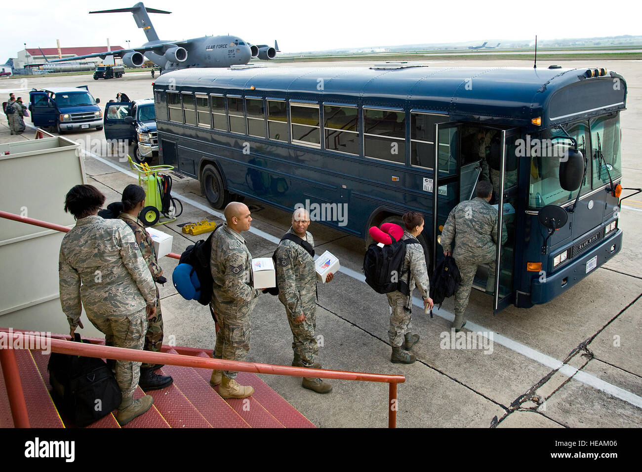 Ein US-Air Force Expeditionary Medical Support-Team bestehend aus mehr als 80 Piloten aus 13 verschiedenen Basen Bretter Passagierbusse Route zu warten auf c-17 Globemaster III von Lackland Air Force Base, Texas, 8. März 2010, bei der Vorbereitung ihres Einsatzes in Chile um medizinisches Personal, die Behandlung von Opfern der Erdbeben der Stärke 8,8 27. Februar 2010 zu unterstützen. Das EMEDS-Team arbeitet in der Stadt von Angol, Chile.  Staff Sgt Bennie J. Davis III Stockfoto