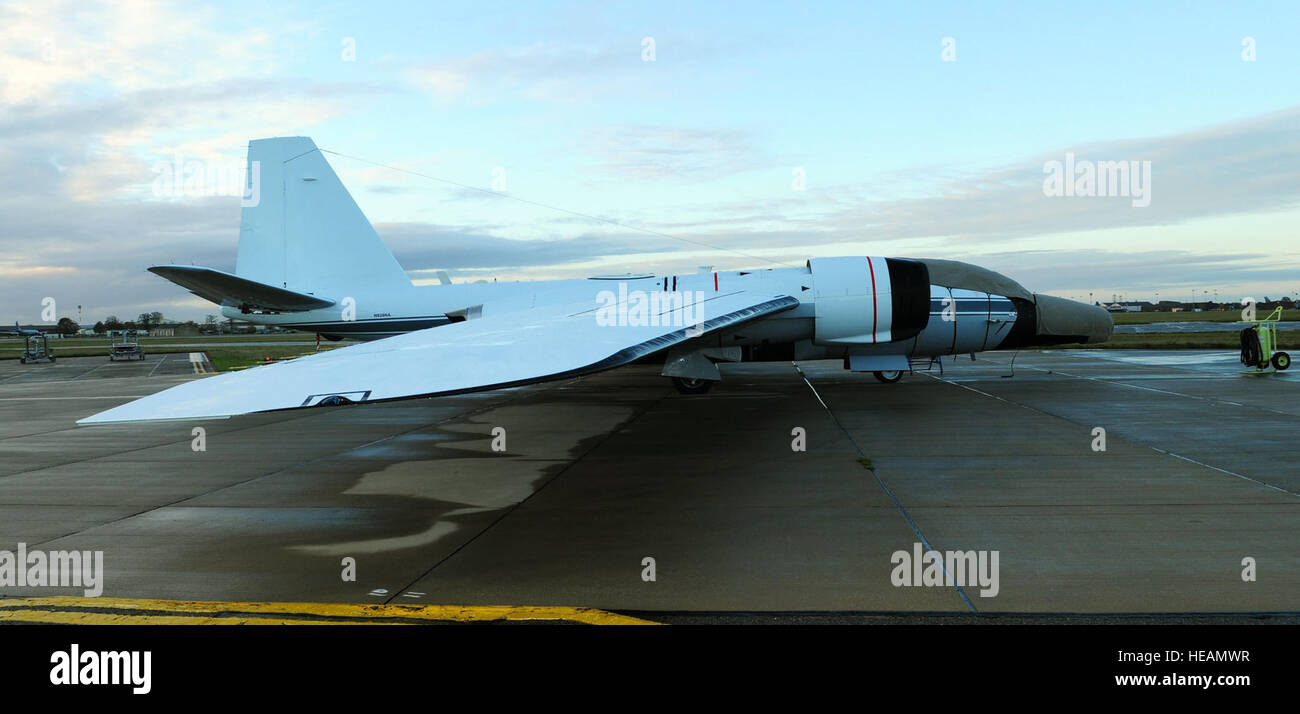 Ein NASA-WB-57F Canberra vom NASA Johnson Space Center befindet sich auf dem Rollfeld 22. November 2013, auf RAF Mildenhall, England. Die WB-57 ist ein Allwetter-, Höhen-Forschungsflugzeug auf dem Weg nach Ellington Field, Houston. Die WB-57 hat zwei Crew-Mitglieder, an separate Tandem-Stationen im vorderen Teil des Rumpfes positioniert. Die Lotsenstation enthält alle wesentlichen Ausrüstung für das Flugzeug zu fliegen.  Karen Abeyasekere Stockfoto